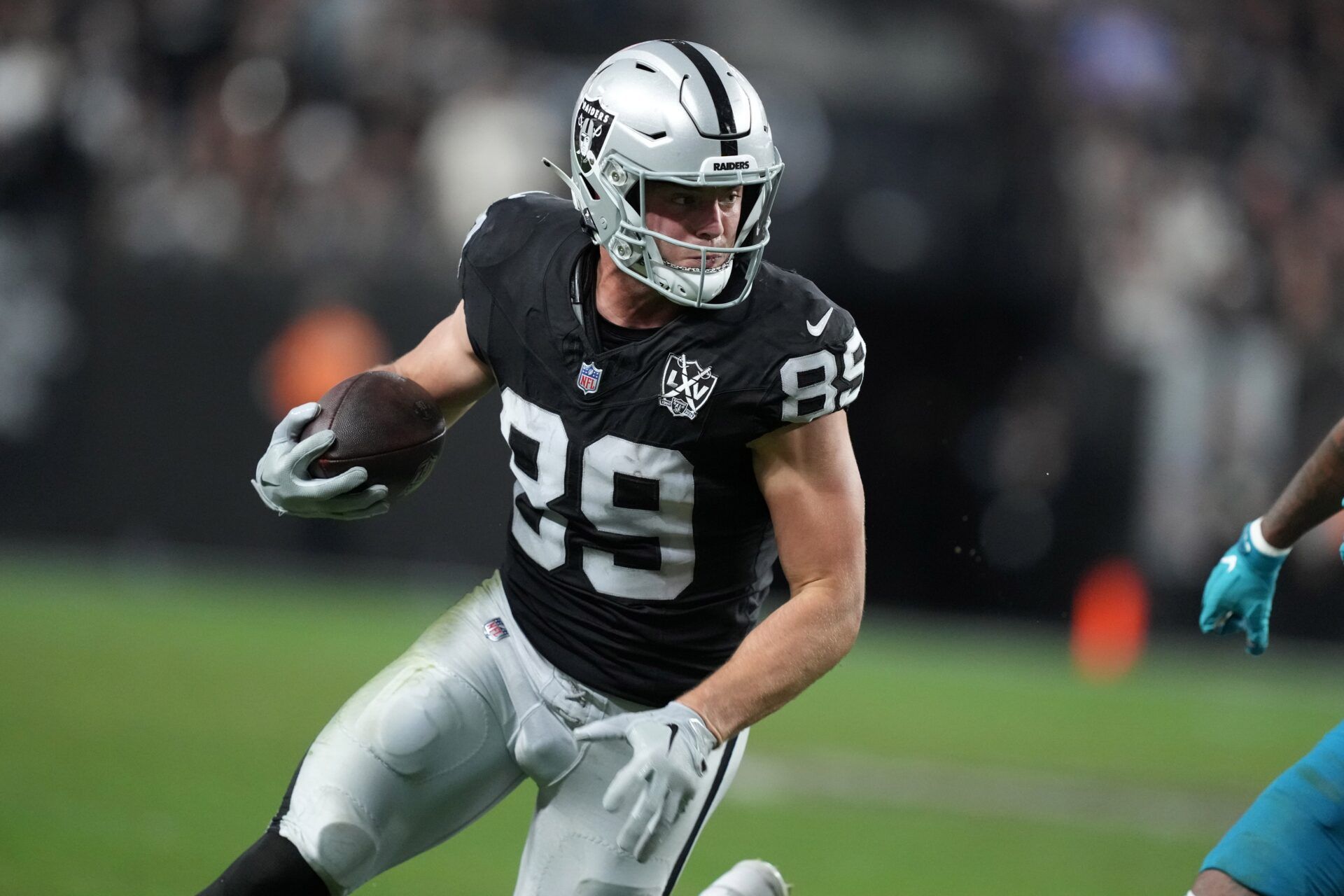 Las Vegas Raiders tight end Brock Bowers (89) carries the ball against the Jacksonville Jaguars in the second half at Allegiant Stadium.