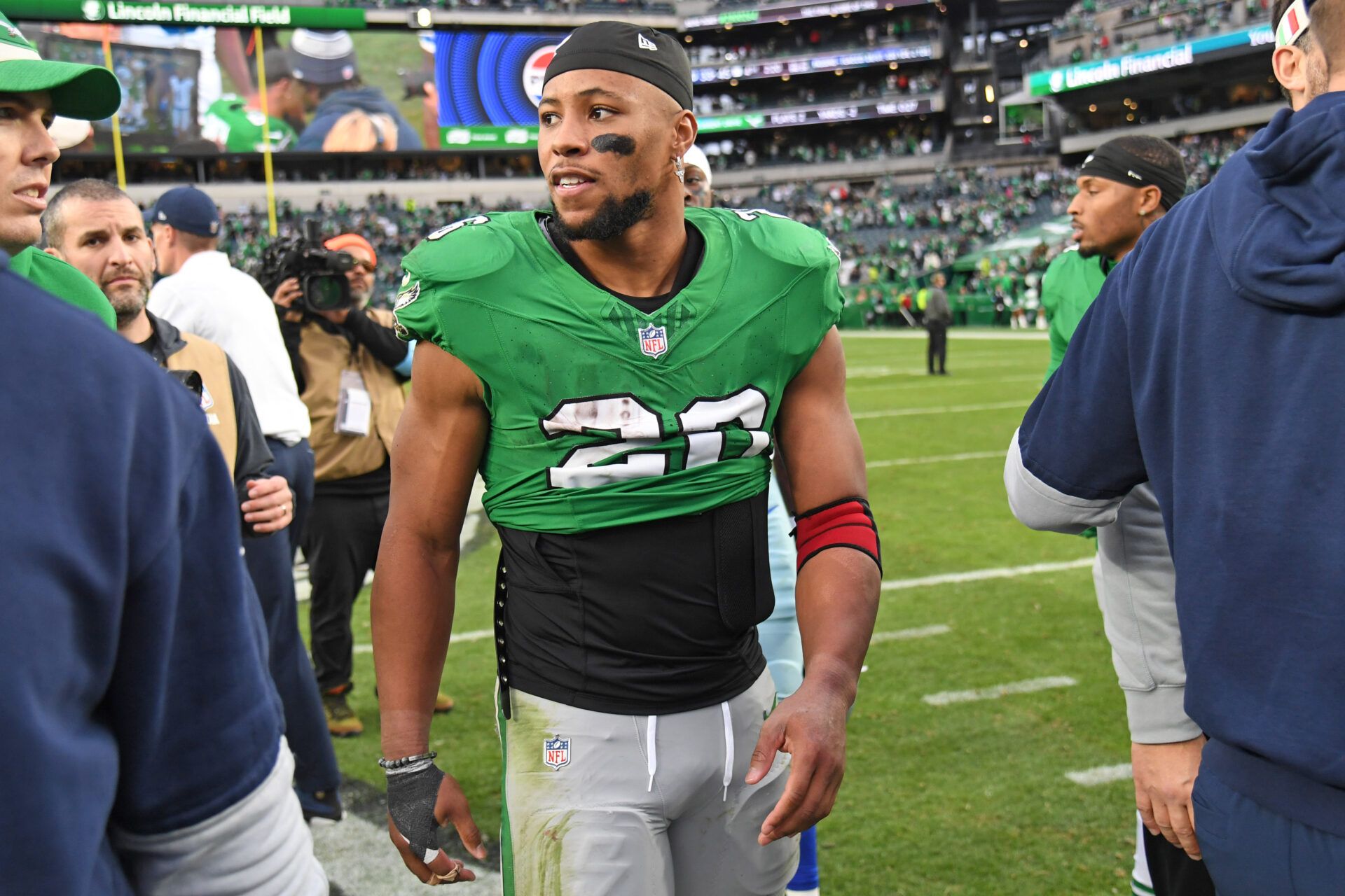 Dec 29, 2024; Philadelphia, Pennsylvania, USA; Philadelphia Eagles running back Saquon Barkley (26) against the Dallas Cowboys at Lincoln Financial Field. Mandatory Credit: Eric Hartline-Imagn Images