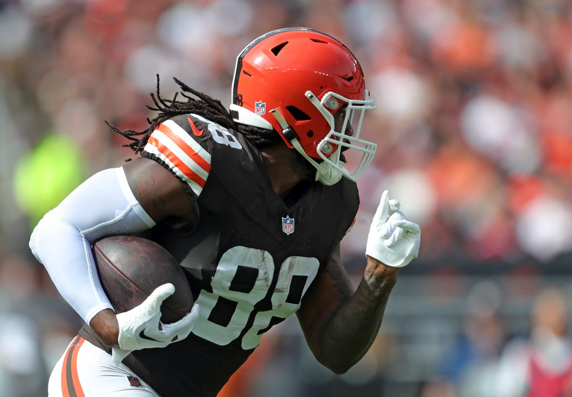 Cleveland Browns tight end Jordan Akins (88) runs for yards after a catch during the second half of an NFL football game at Huntington Bank Field, Sunday, Sept. 22, 2024, in Cleveland, Ohio.