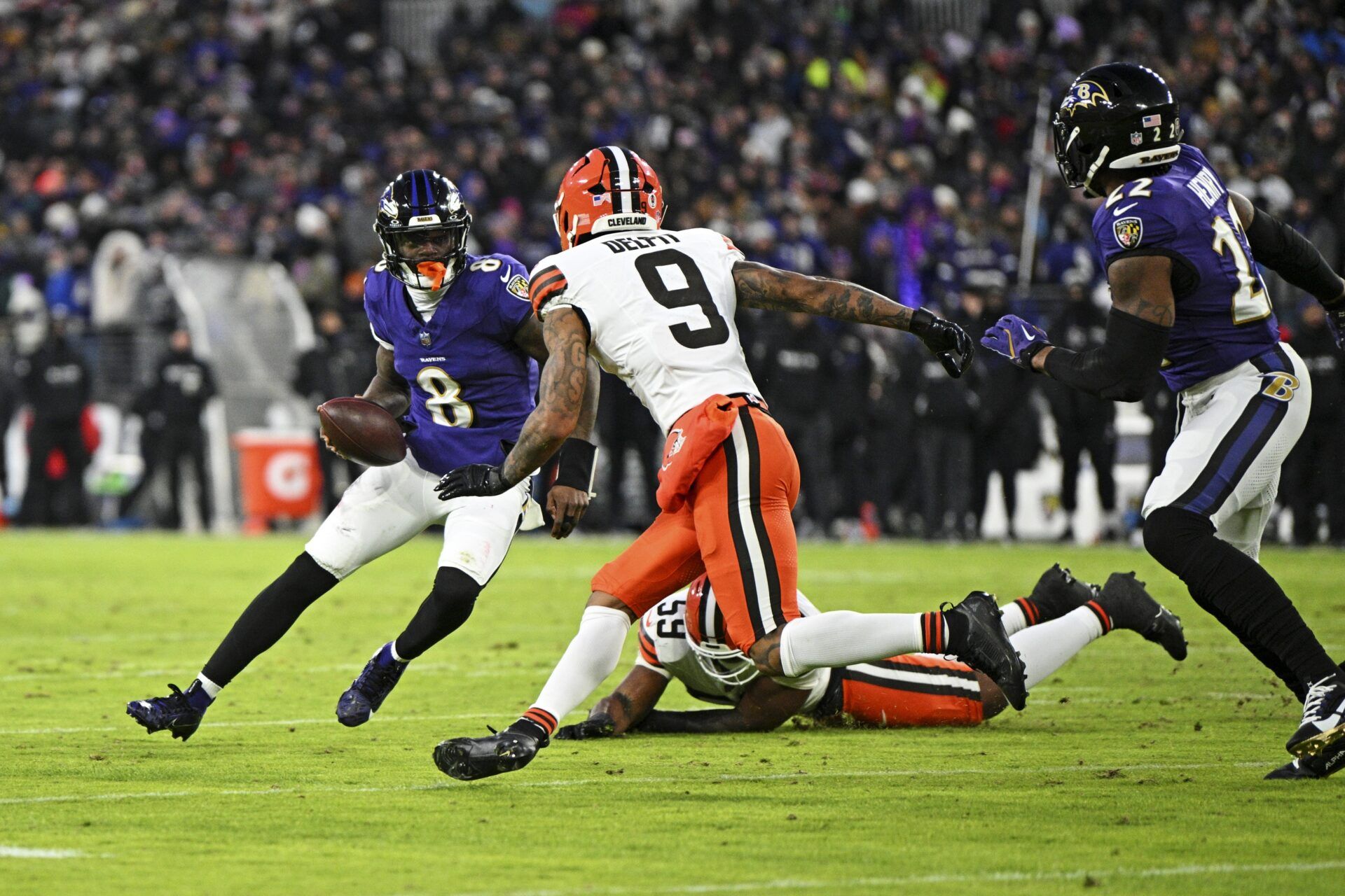 Baltimore Ravens quarterback Lamar Jackson (8) runs the ball during the second quarter against Cleveland Browns safety Grant Delpit (9) at M&T Bank Stadium.