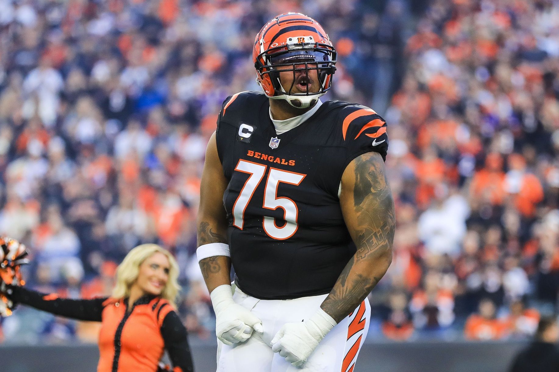 Bengals Star Texts Former Chiefs Teammates To Defeat Broncos, Offers To Pay For Aaron Rodgers’ Vacation If He Beats Dolphins