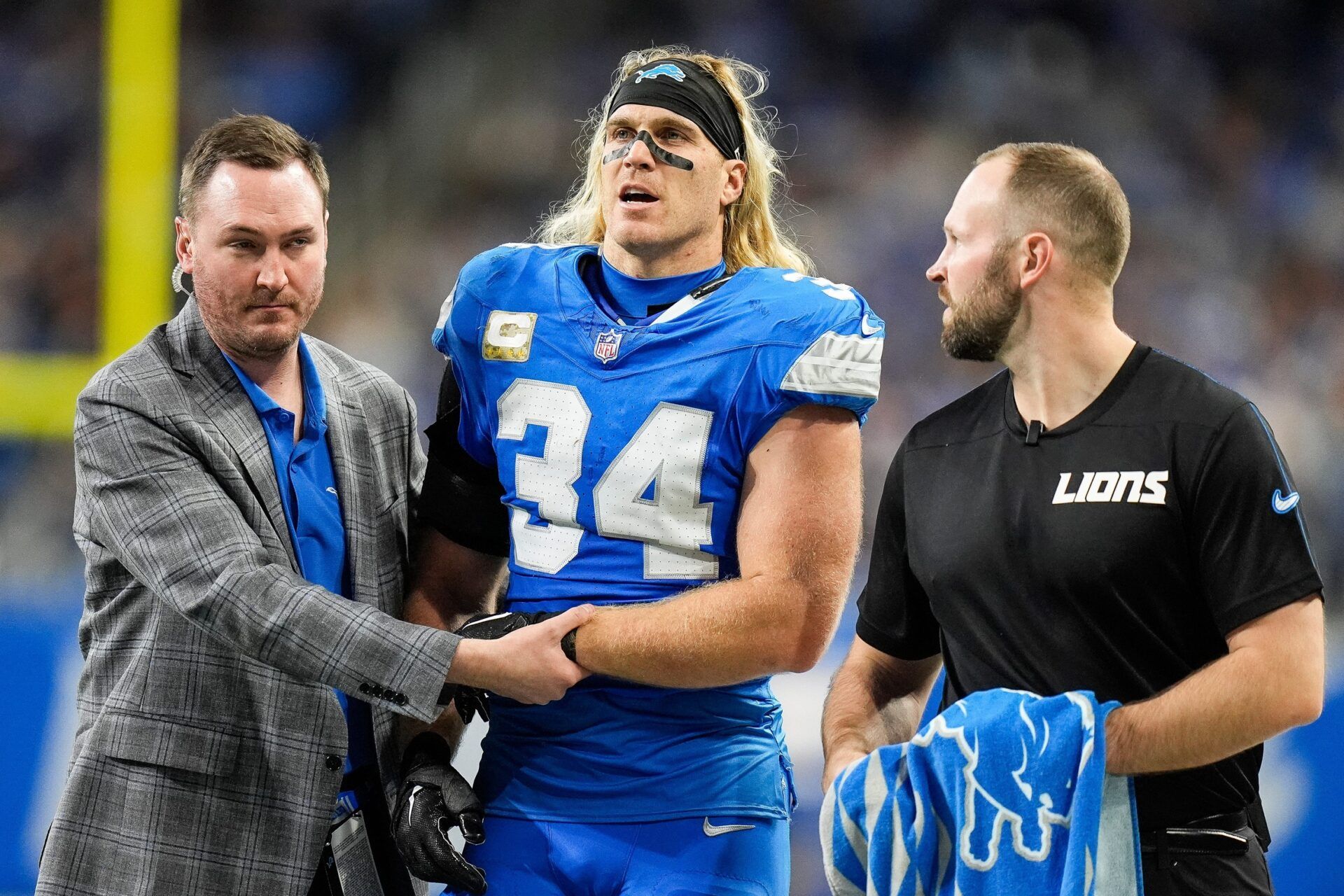 Detroit Lions linebacker Alex Anzalone (34) walks off the field due to an injury during the first half against Jacksonville Jaguars at Ford Field in Detroit on Sunday, Nov. 17, 2024.