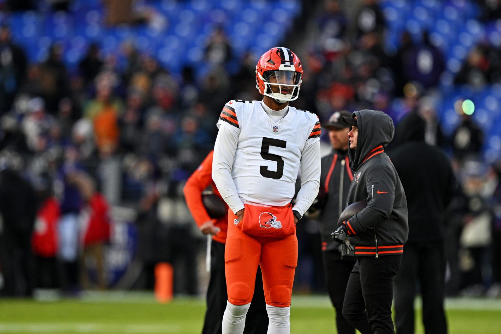 Cleveland Browns quarterback Jameis Winston (5) warms up before the game against Baltimore Ravens at M&T Bank Stadium.