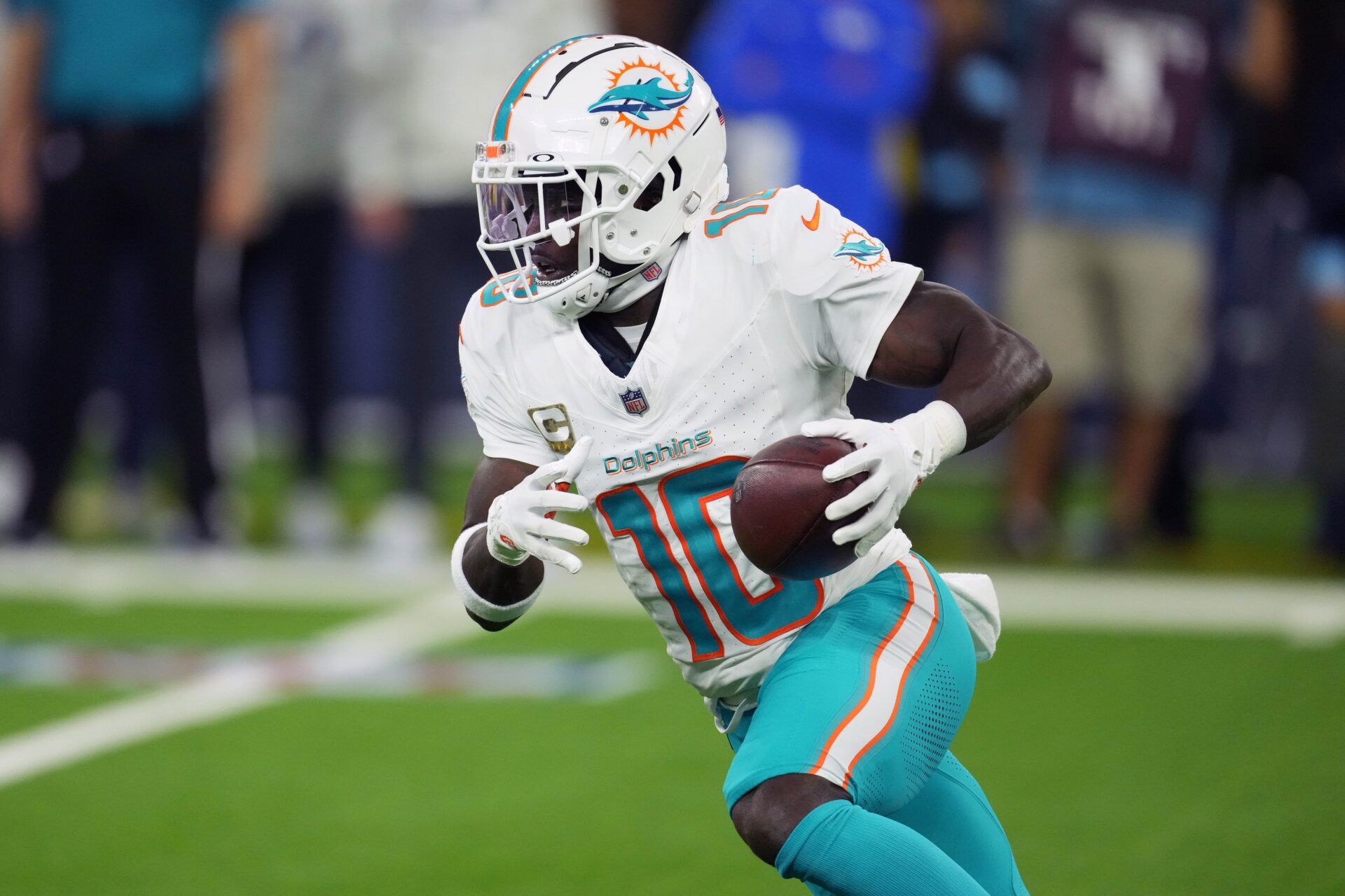 Miami Dolphins wide receiver Tyreek Hill (10) carries the ball against the Los Angeles Rams in the second half at SoFi Stadium.