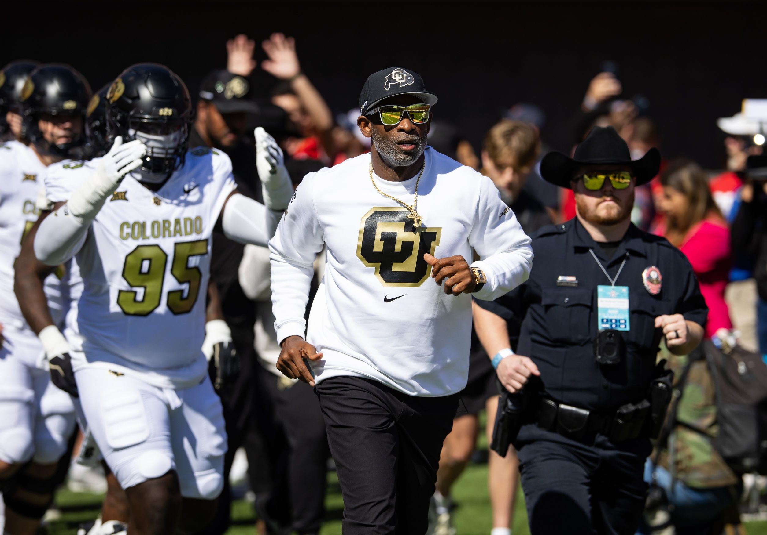 El entrenador en jefe de los Colorado Buffalos, Deion Sanders, contra los Arizona Wildcats en el Arizona Stadium.