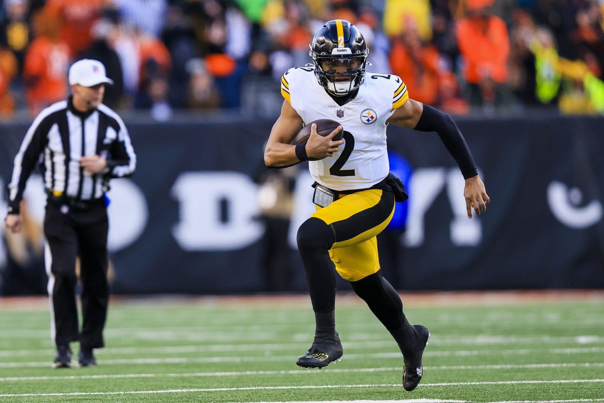 Pittsburgh Steelers quarterback Justin Fields (2) runs with the ball against the Cincinnati Bengals in the second half at Paycor Stadium.