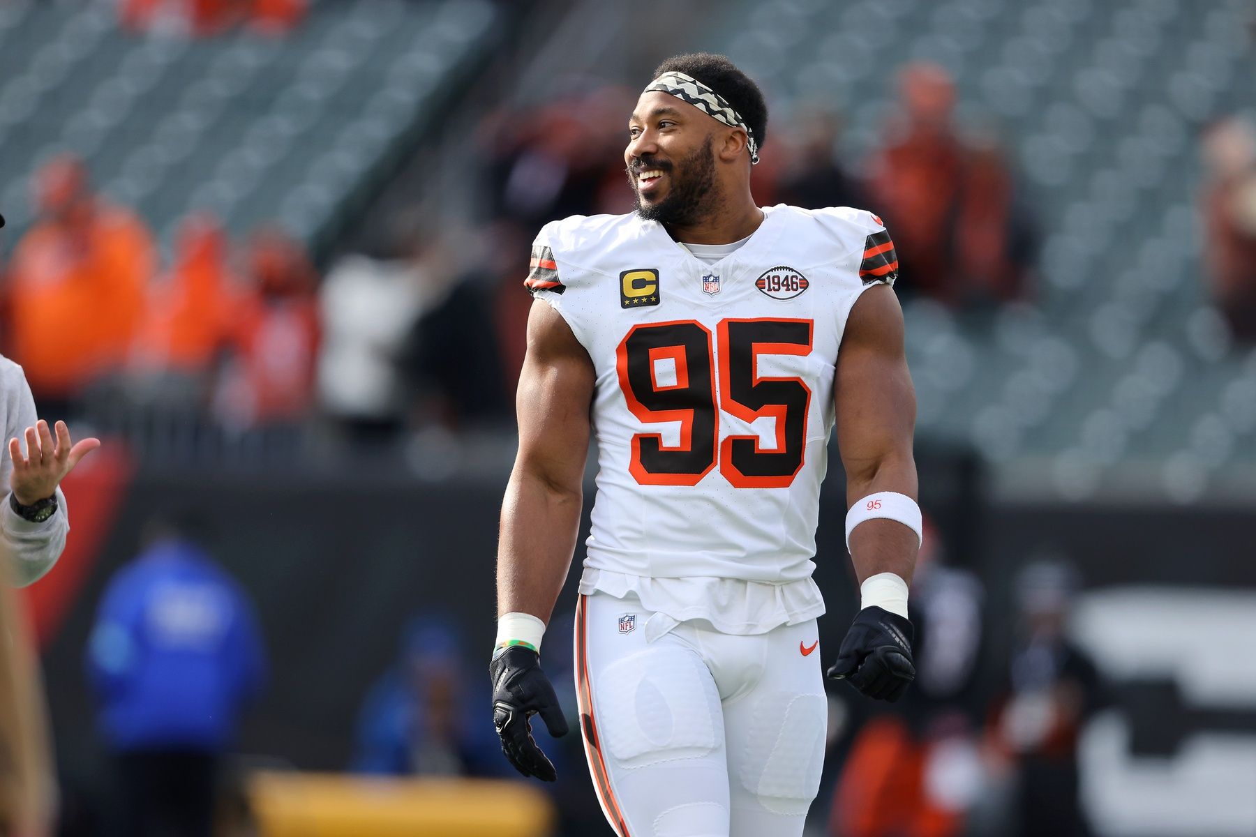 Cleveland Browns defensive end Myles Garrett (95) warms up before a game against the Cincinnati Bengals at Paycor Stadium.