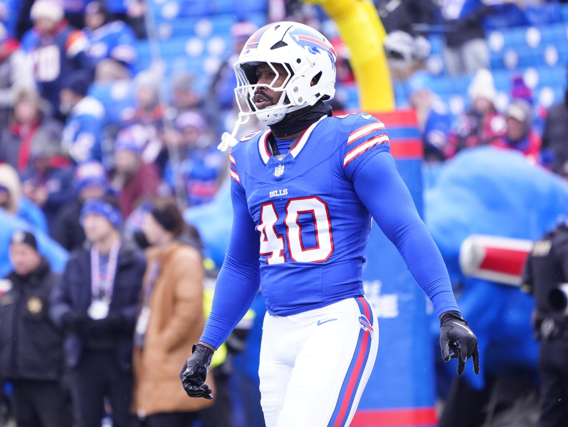 Buffalo Bills linebacker Von Miller (40) warms up before a game against the Denver Broncos in an AFC wild card game at Highmark Stadium.