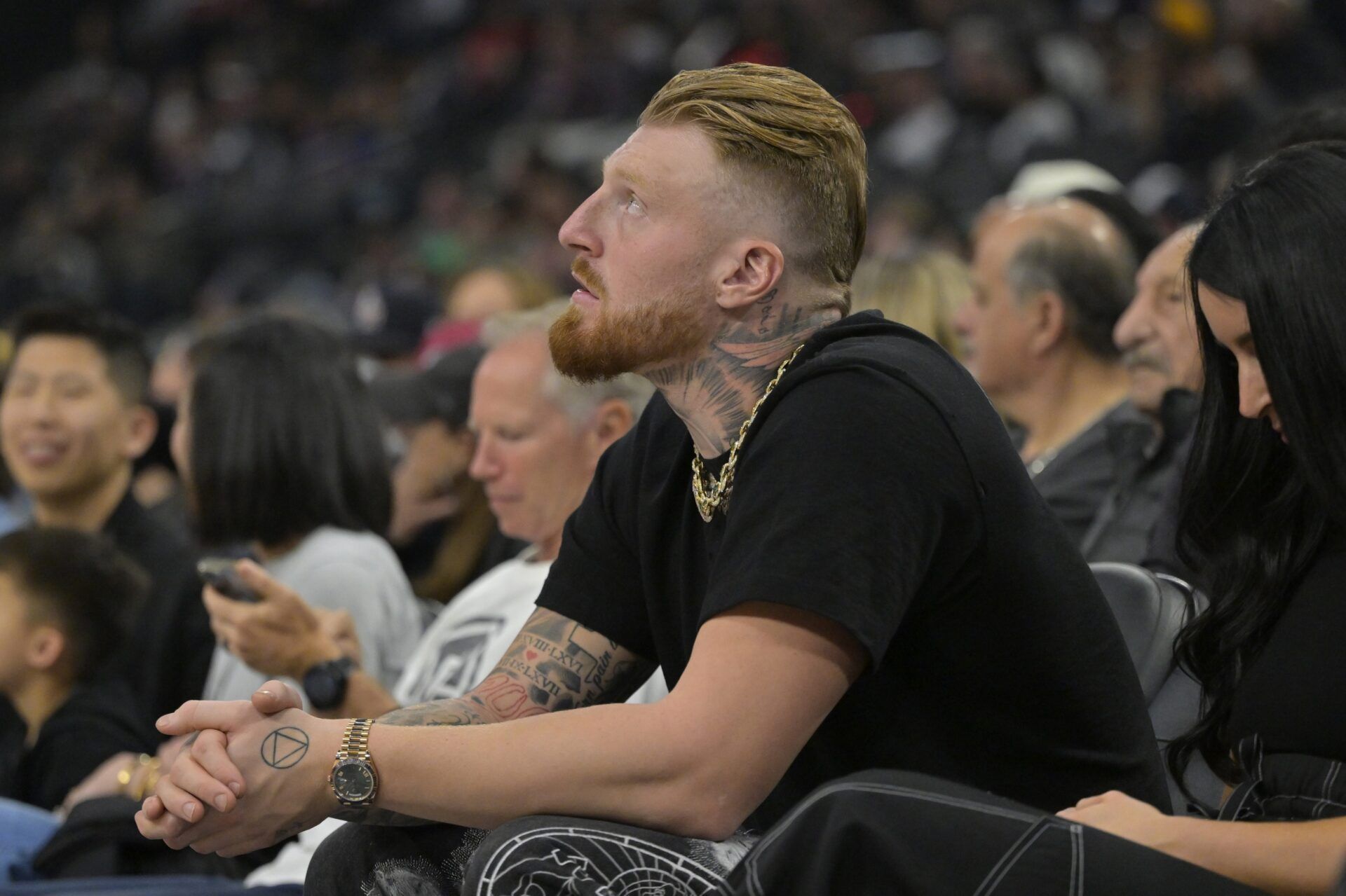 Las Vegas Raiders tight end Maxx Crosby (98) attends the game between the Los Angeles Clippers and the Toronto Raptors at Intuit Dome.