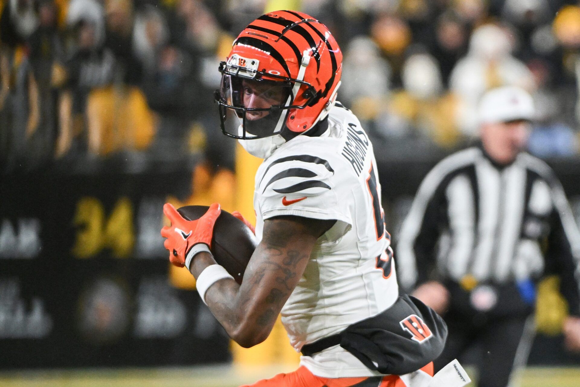 Cincinnati Bengals wide receiver Tee Higgins (5) catches a pass against the Pittsburgh Steelers during the first quarter at Acrisure Stadium.