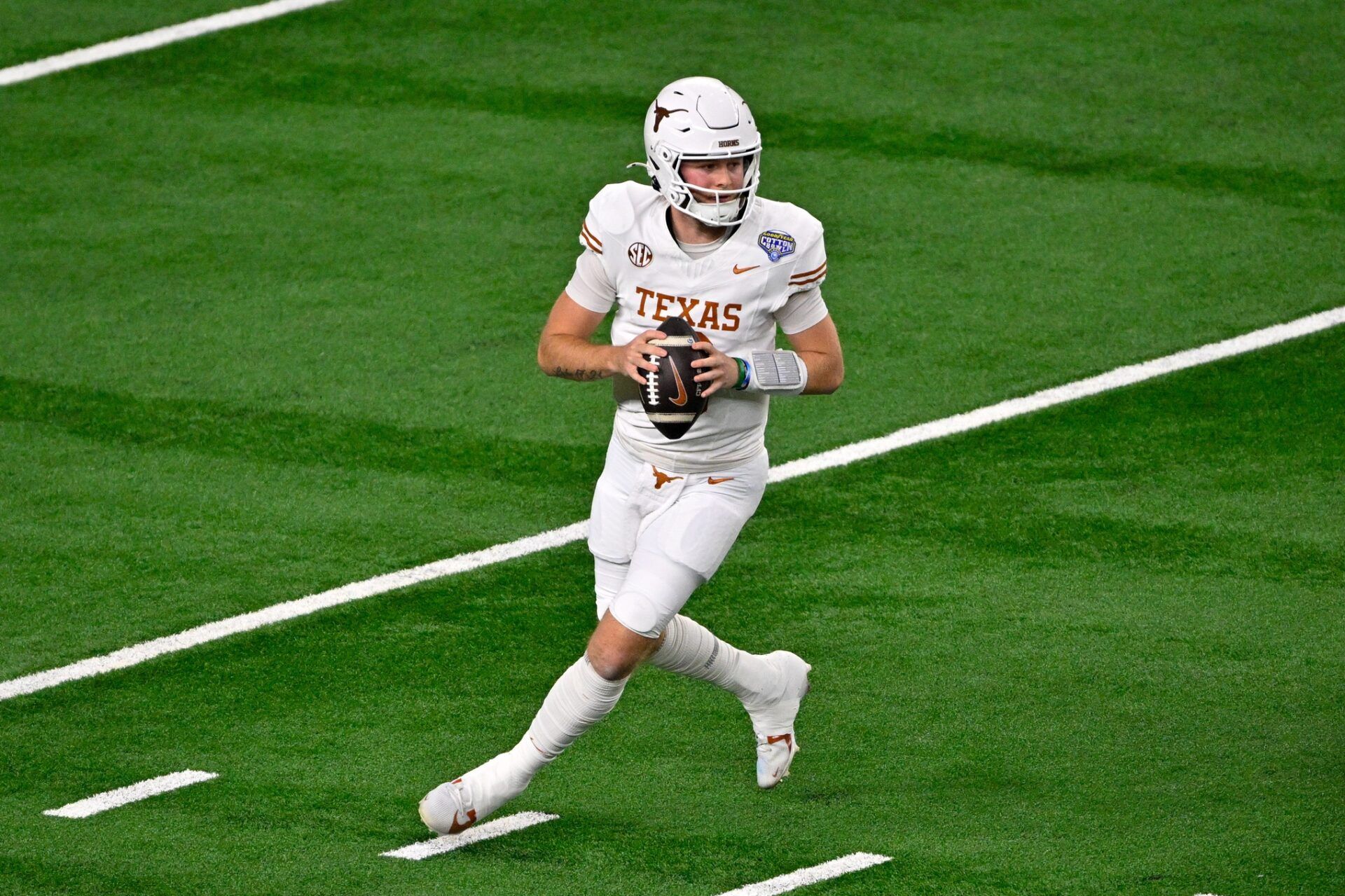 Texas Longhorns quarterback Quinn Ewers (3) in action during the game between the Texas Longhorns and the Ohio State Buckeyes at AT&T Stadium.