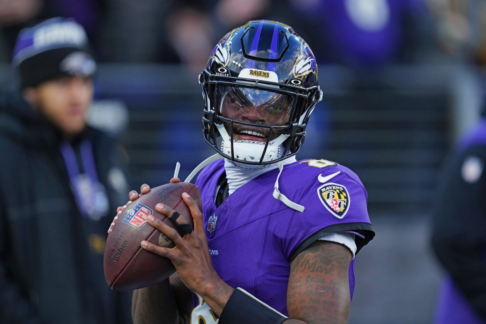 Baltimore Ravens quarterback Lamar Jackson (8) makes a pass during the first quarter against the Cleveland Browns at M&T Bank Stadium.