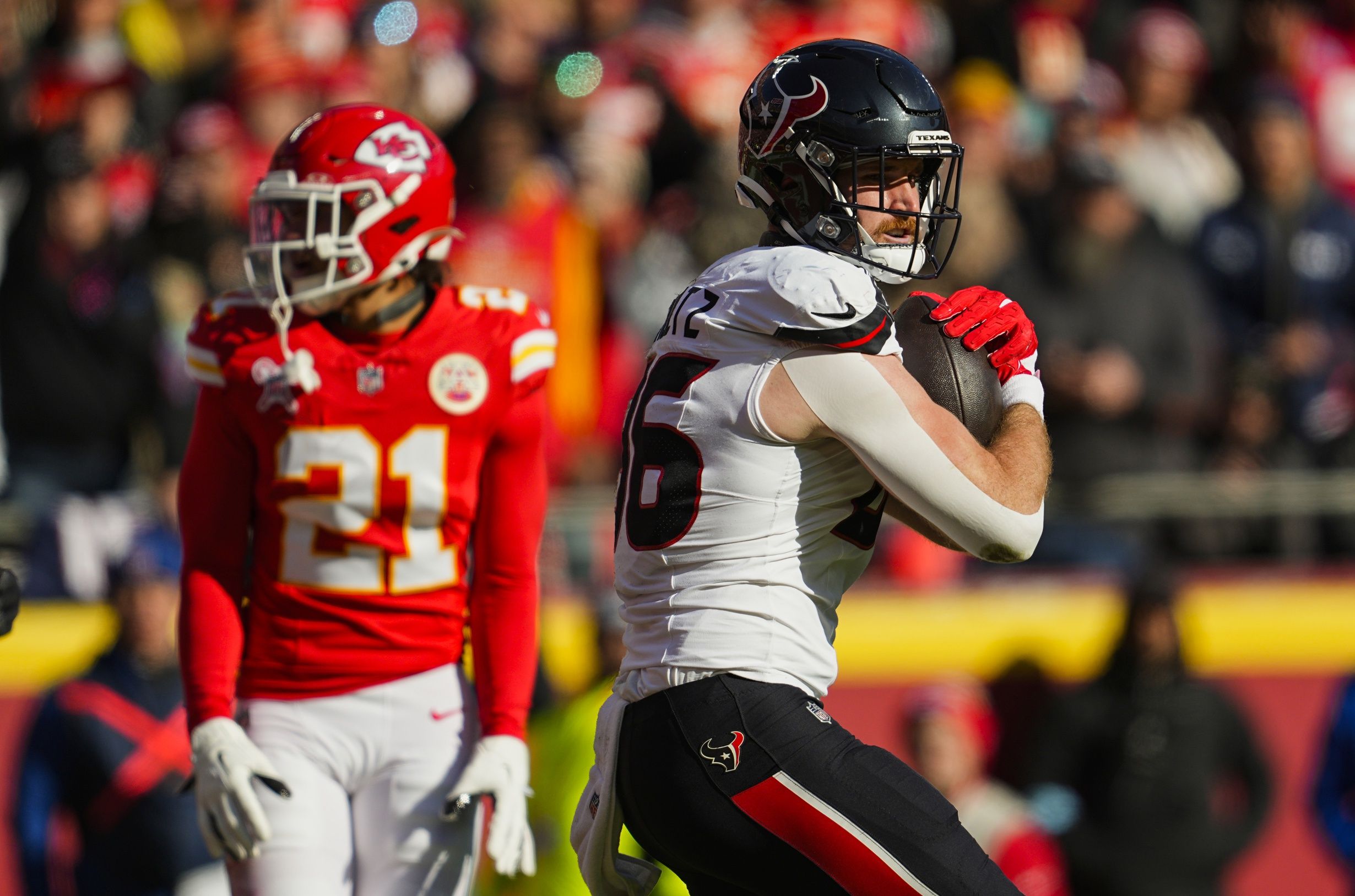 Houston Texans tight end Dalton Schultz (86) catches a touchdown pass during the first half against the Kansas City Chiefs at GEHA Field at Arrowhead Stadium.