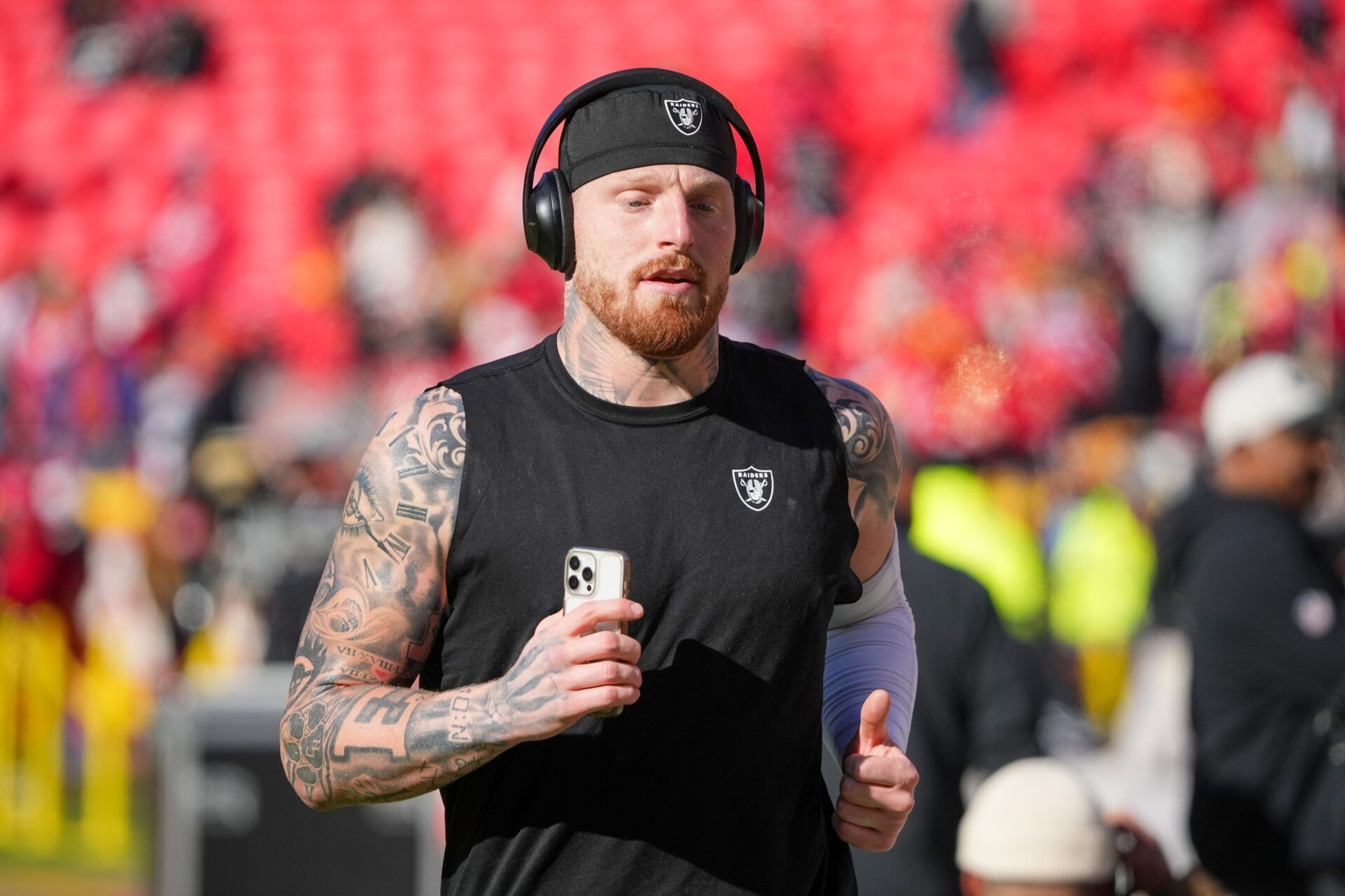 Las Vegas Raiders defensive end Maxx Crosby (98) warms up against the Kansas City Chiefs prior go a game at GEHA Field at Arrowhead Stadium.