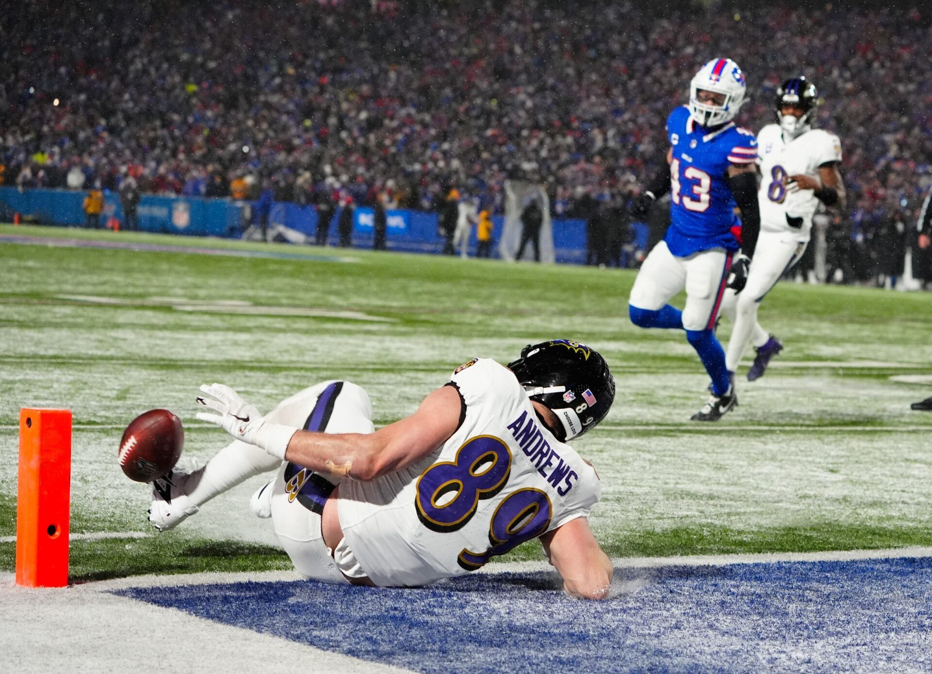 Baltimore Ravens tight end Mark Andrews (89) drops a pass on a two-point conversion late in the fourth quarter against the Buffalo Bills in a 2025 AFC divisional round game at Highmark Stadium.