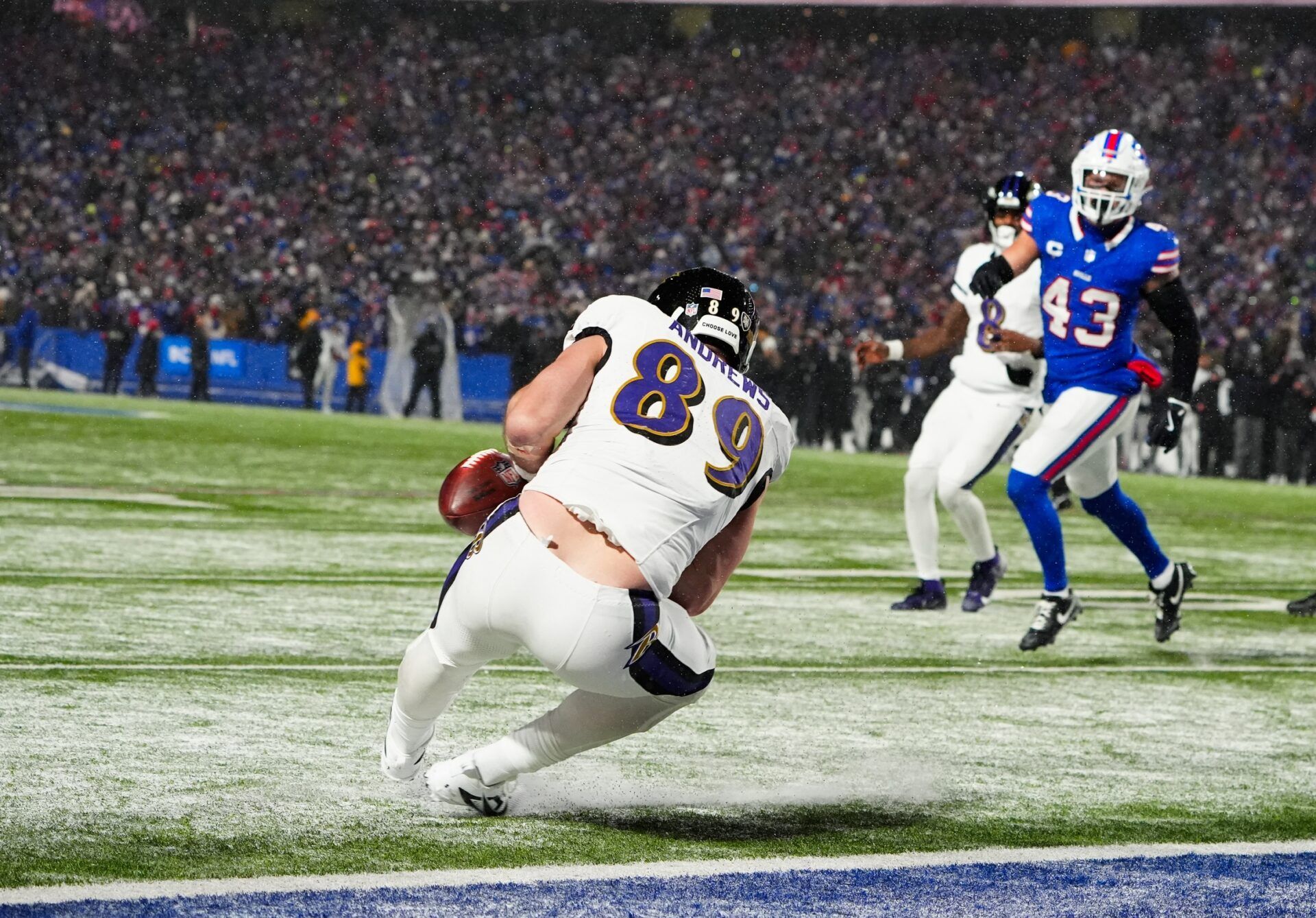 Baltimore Ravens tight end Mark Andrews (89) drops a pass on a two-point conversion late in the fourth quarter against the Buffalo Bills in a 2025 AFC divisional round game at Highmark Stadium.