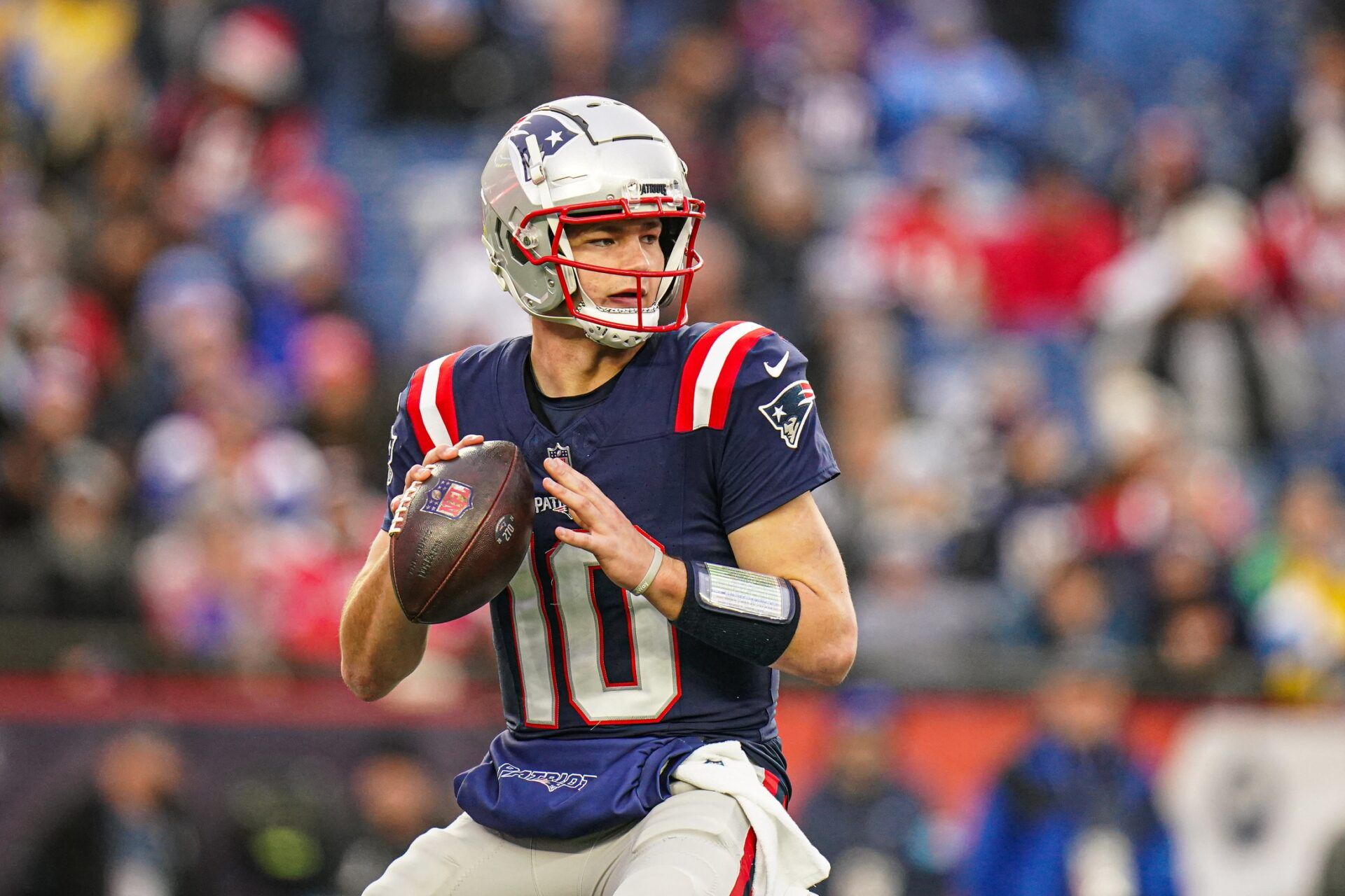 New England Patriots quarterback Drake Maye (10) looks to pass the ball against the Los Angeles Chargers in the second half at Gillette Stadium.