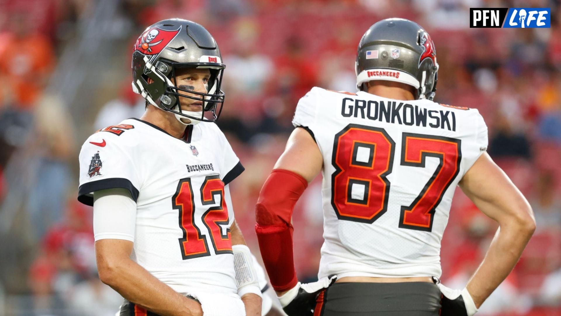 Tom Brady and Rob Gronkowski turned back the clock on the sidelines of the NFC Championship Game, and fans are in awe of the duo's abilities.