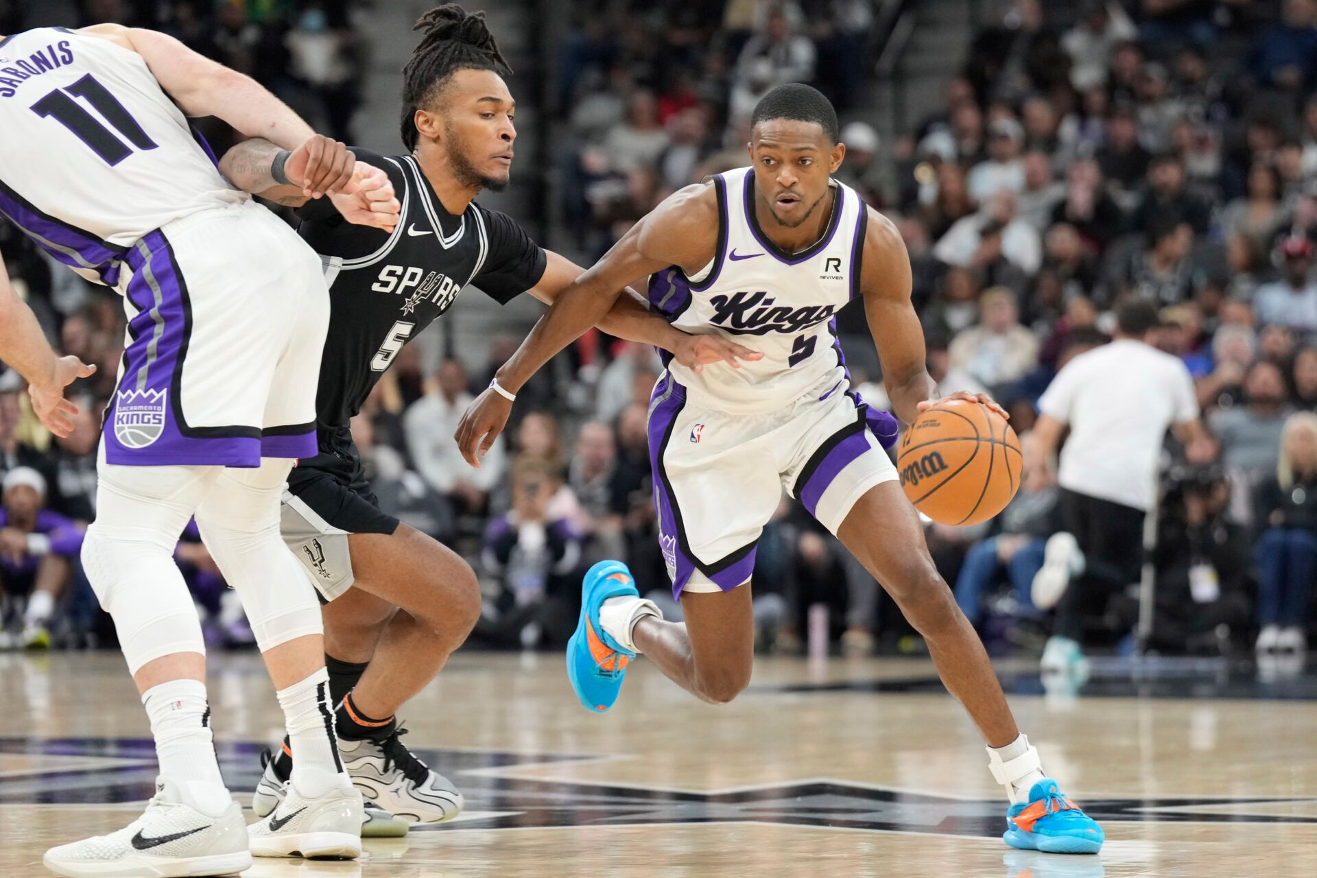 As the NBA trade deadline inches forward, 27-year-old guard De’Aaron Fox is grabbing massive interest from the San Antonio Spurs.