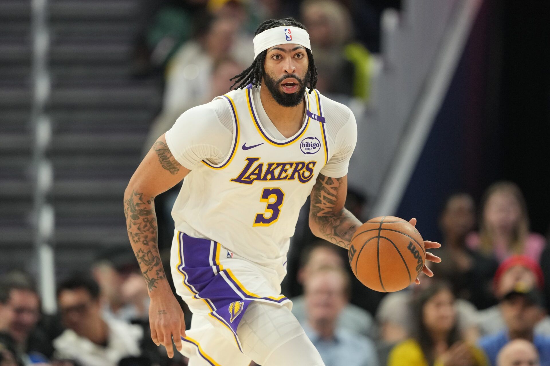 Los Angeles Lakers forward Anthony Davis (3) dribbles against the Golden State Warriors during the second quarter at Chase Center.