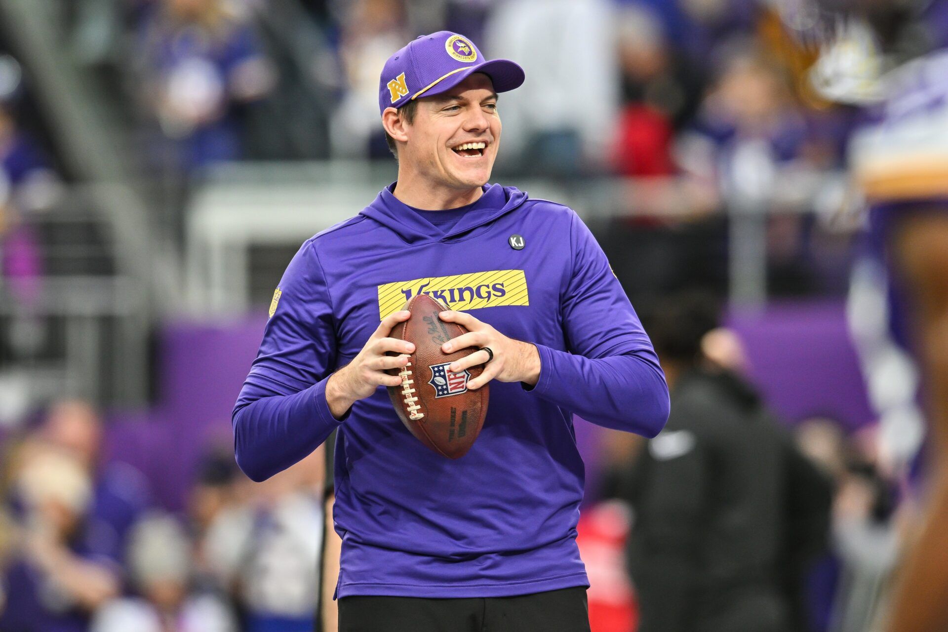 Minnesota Vikings head coach Kevin O'Connell warms up with his players before the game against the Atlanta Falcons at U.S. Bank Stadium.