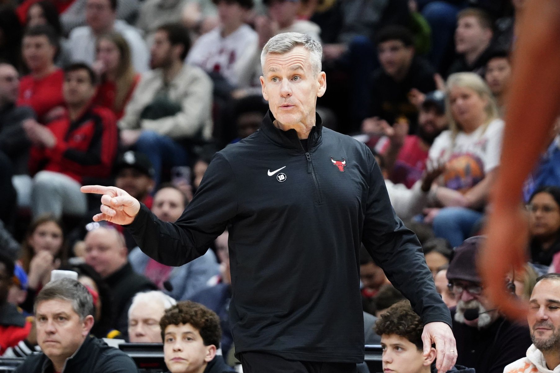 Chicago Bulls head coach Billy Donovan gestures to his team during the second half against the Golden State Warriors at United Center.