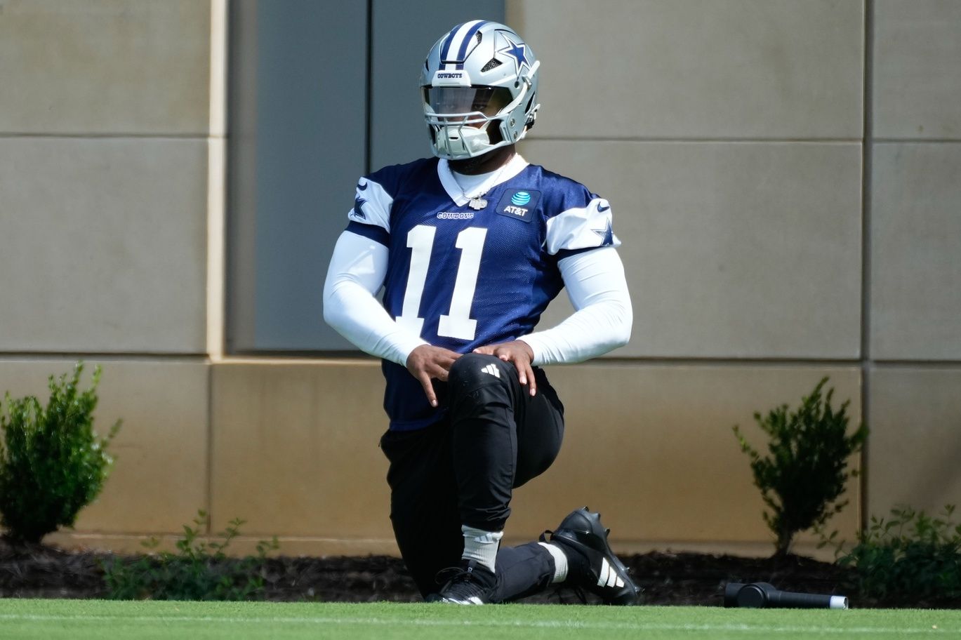 NFL Insider Reveals Cowboys Superstar Micah Parsons May Be Available on Trade Market