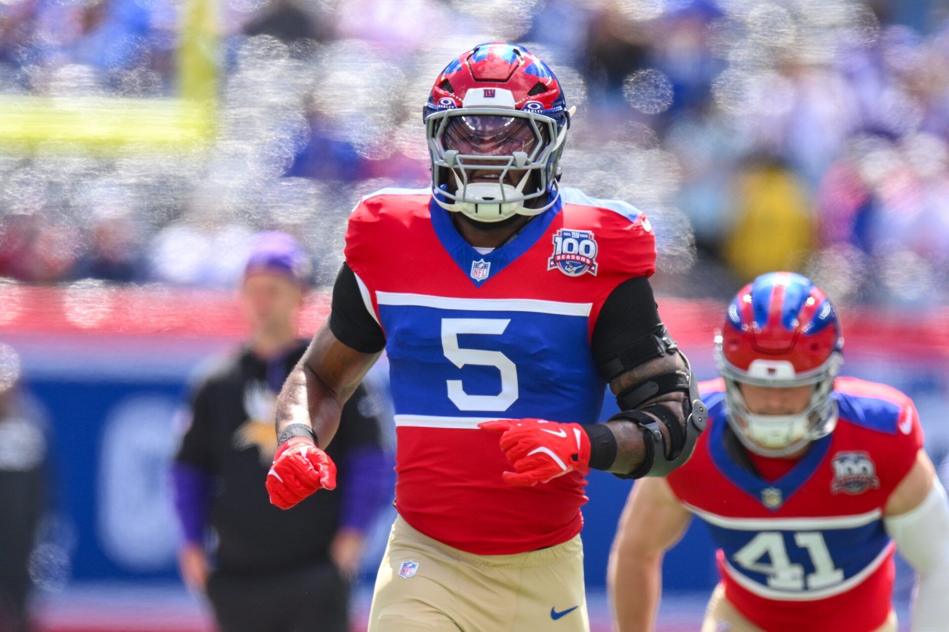 New York Giants linebacker Kayvon Thibodeaux (5) warms up before a game against the Minnesota Vikings at MetLife Stadium.