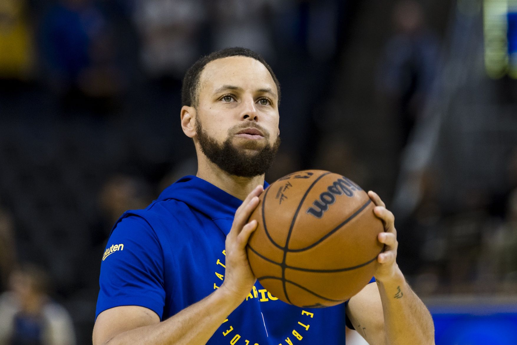 Golden State Warriors guard Stephen Curry (30) warms up before the game against the Dallas Mavericks at Chase Center.