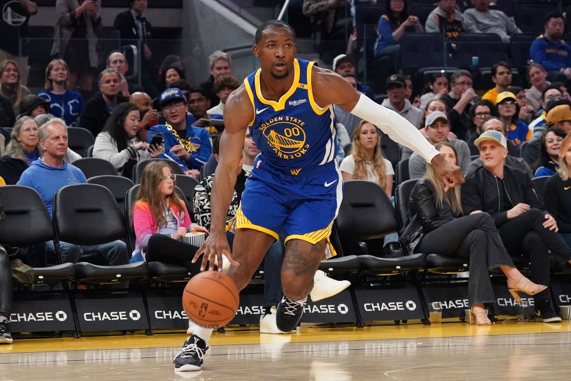 Golden State Warriors forward Jonathan Kuminga (00) drives to the basket against the Memphis Grizzlies in the second quarter at Chase Center.