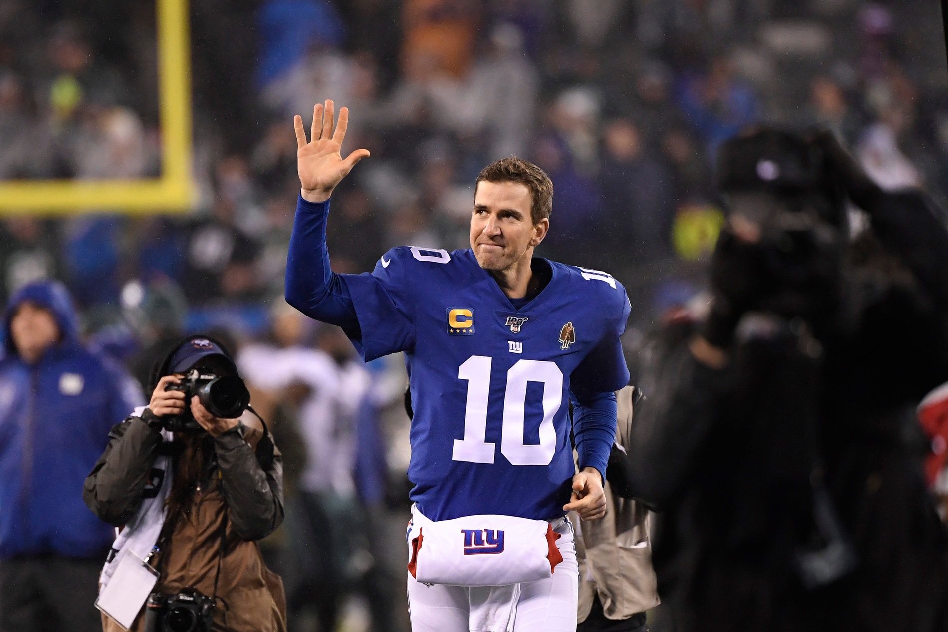 New York Giants quarterback Eli Manning (10) waves to the fans as he exits the field at MetLife Stadium for the last time in his career.