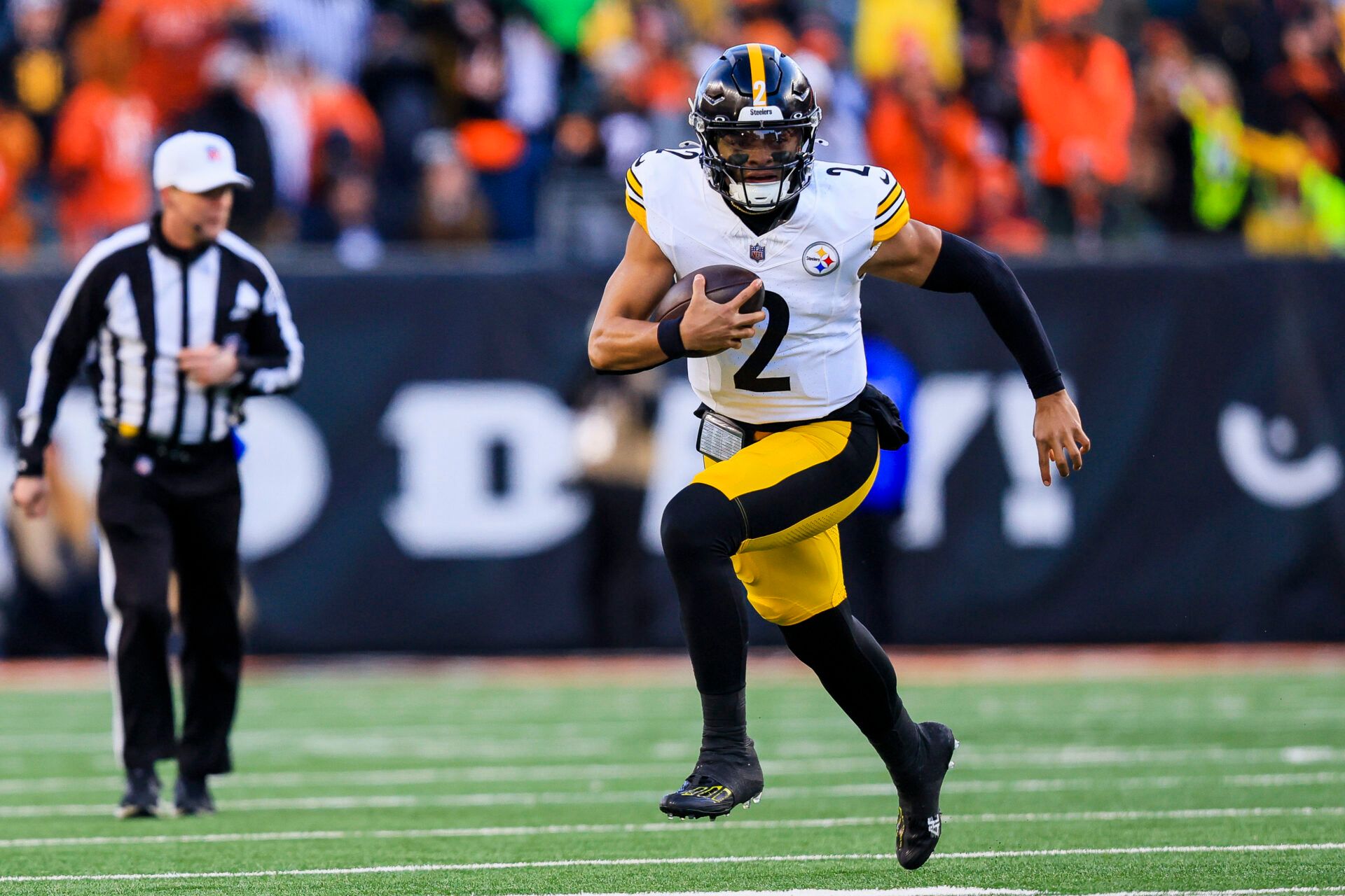 One legendary former Pittsburgh Steelers player revealed who he thinks should be the team's starting quarterback in 2025.