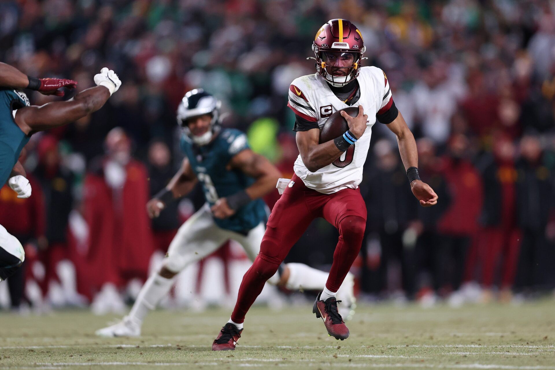 Washington Commanders quarterback Jayden Daniels (5) runs with the ball against the Philadelphia Eagles during the second half in the NFC Championship game at Lincoln Financial Field.