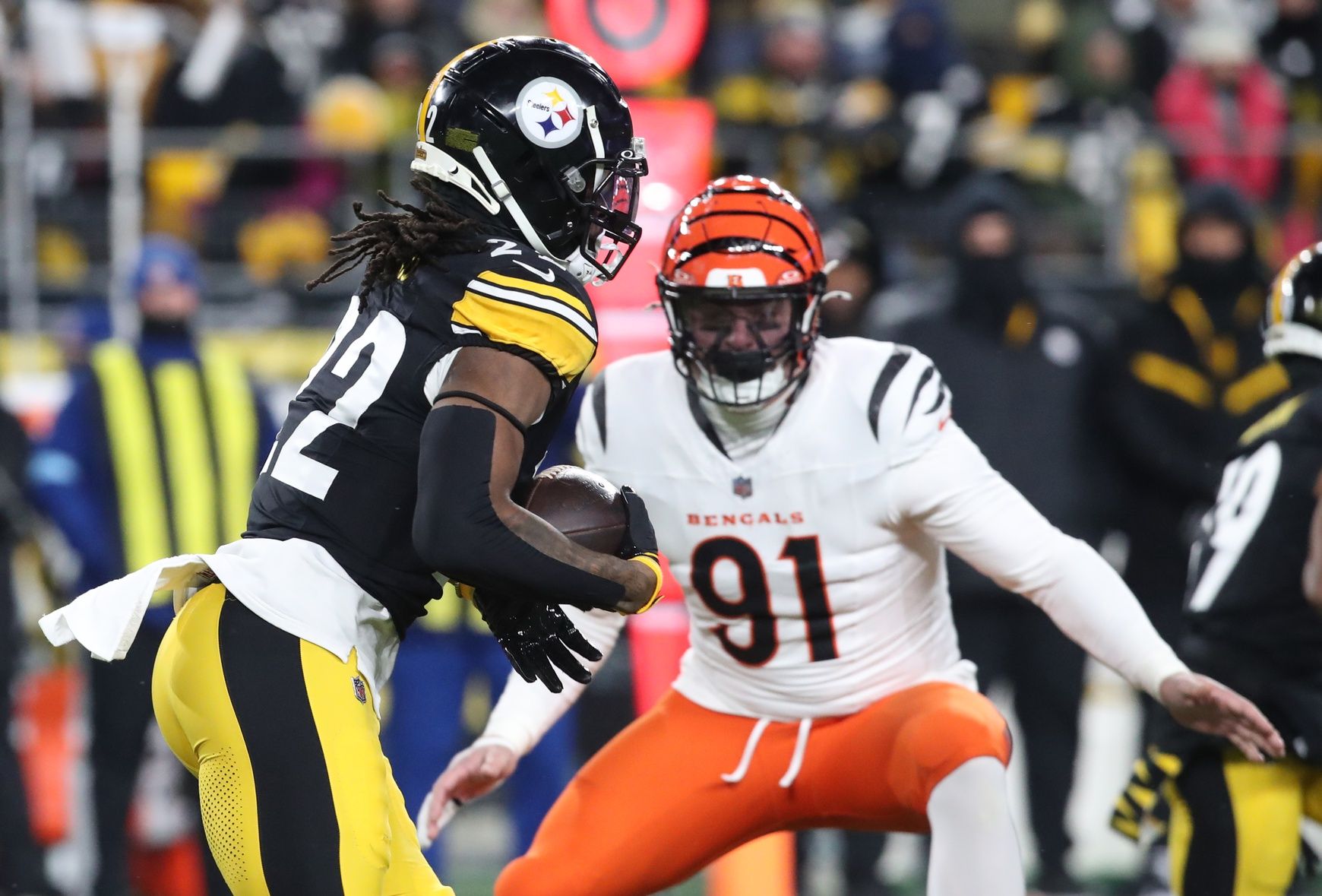 Pittsburgh Steelers running back Najee Harris (22) runs the ball as Cincinnati Bengals defensive end Trey Hendrickson (91) defends during the first quarter at Acrisure Stadium.