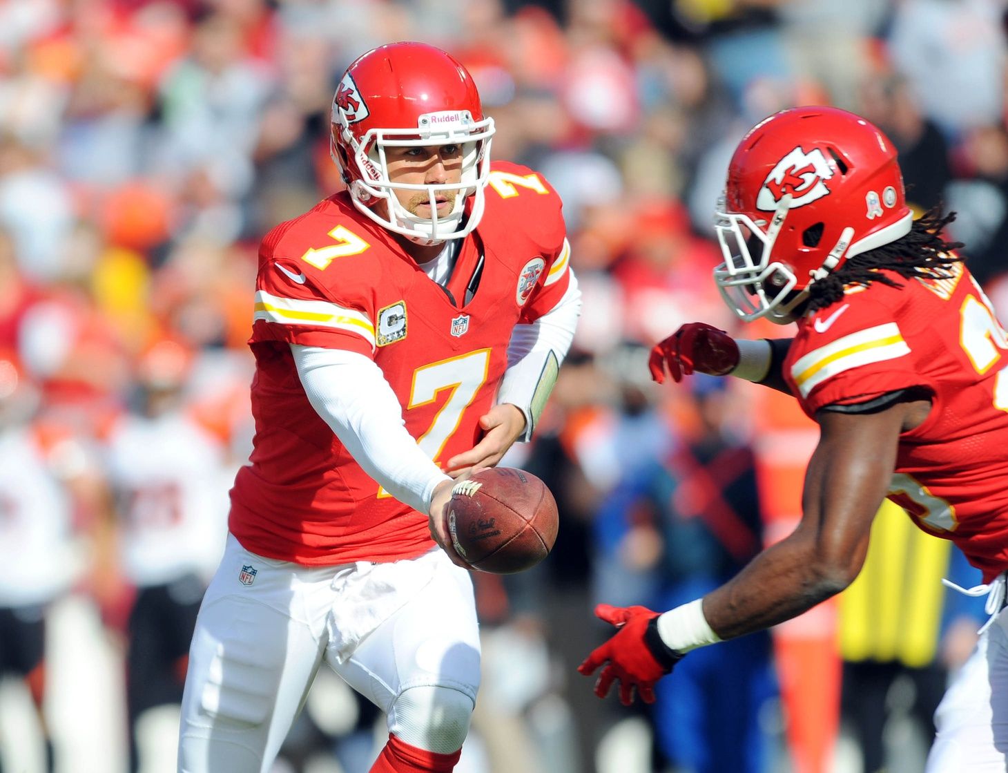 Kansas City Chiefs quarterback Matt Cassel (7) hands off to running back Jamaal Charles (25) in the first quarter of the game against the Cincinnati Bengals at Arrowhead Stadium.