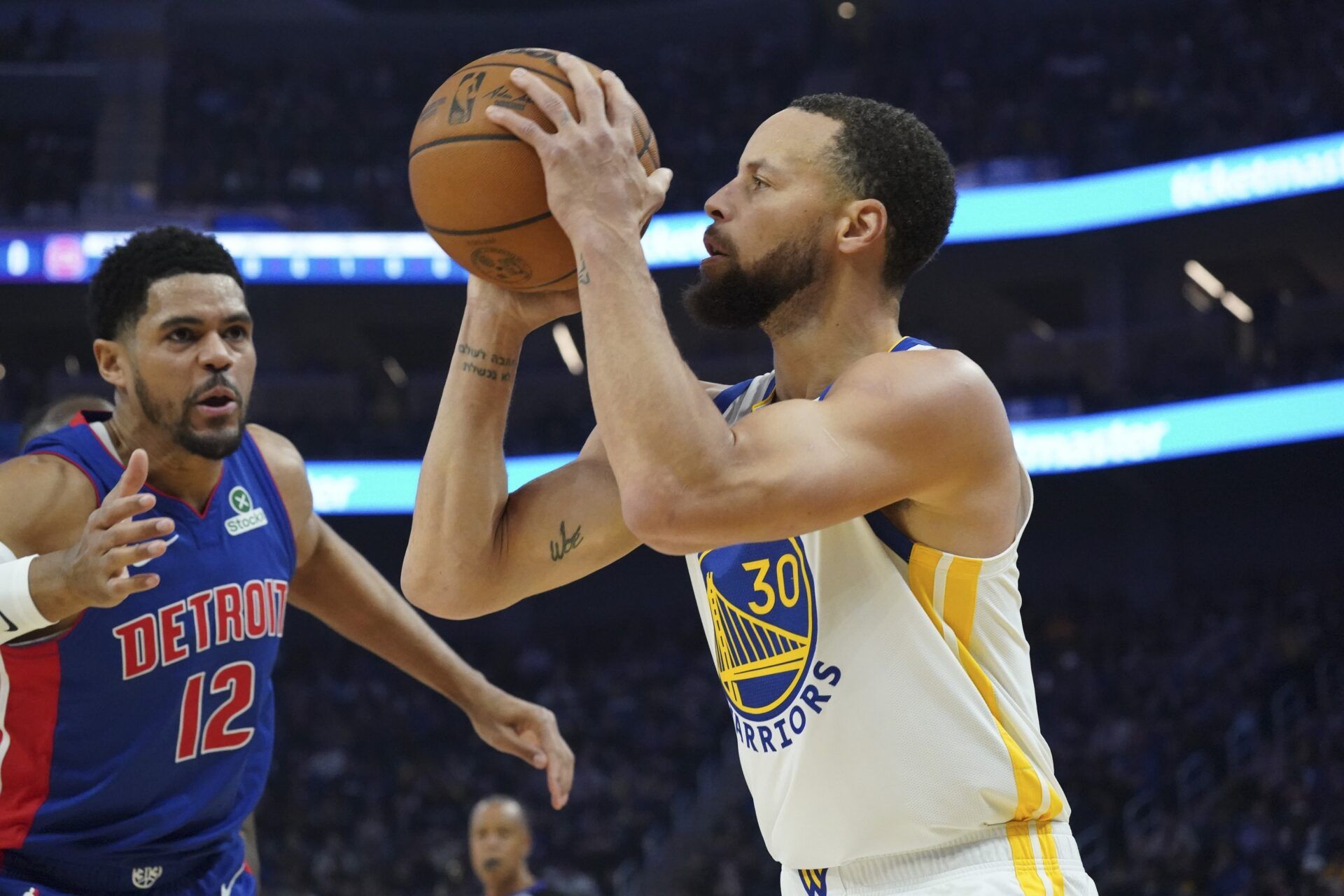 Golden State Warriors guard Stephen Curry (30) makes a three-pointer against Detroit Pistons forward Tobias Harris (12) in the first quarter at Chase Center.