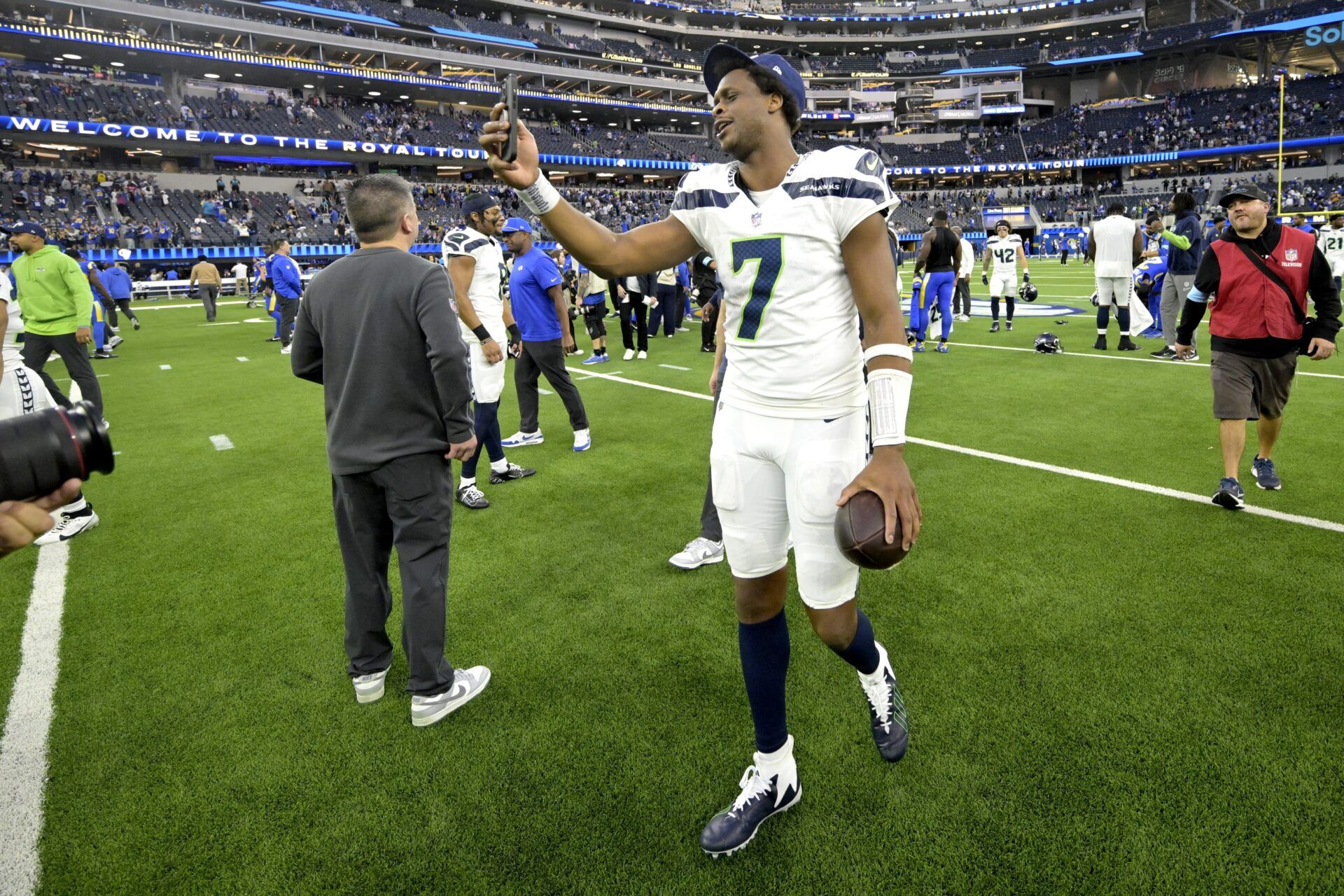 Seattle Seahawks quarterback Geno Smith (7) leaves the field following the game against the Los Angeles Rams at SoFi Stadium.