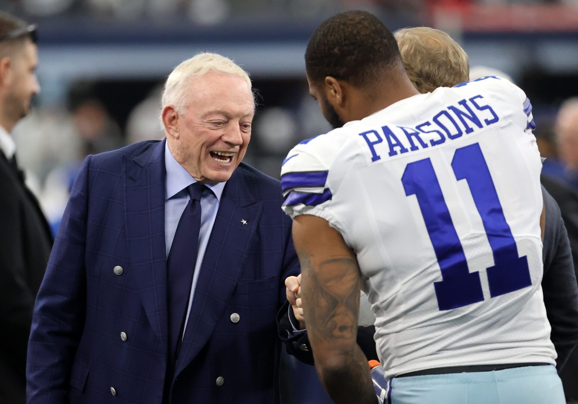 Former Pro Bowl QB Sends Stern Warning to Cowboys Owner Jerry Jones About Micah Parsons Contract Talks