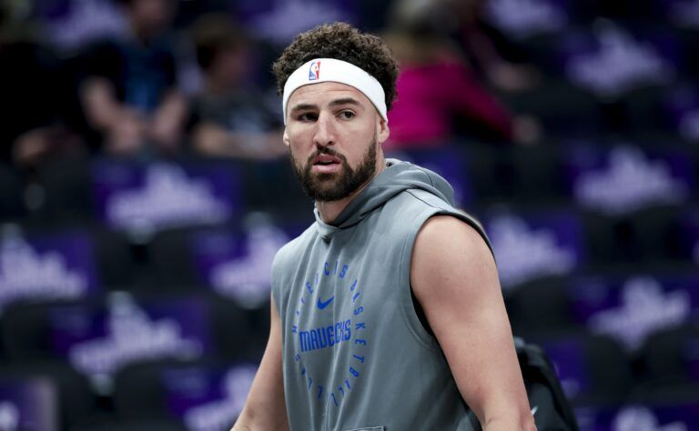 Dallas Mavericks guard Klay Thompson (31) warms up before the game against the Memphis Grizzlies at American Airlines Center.