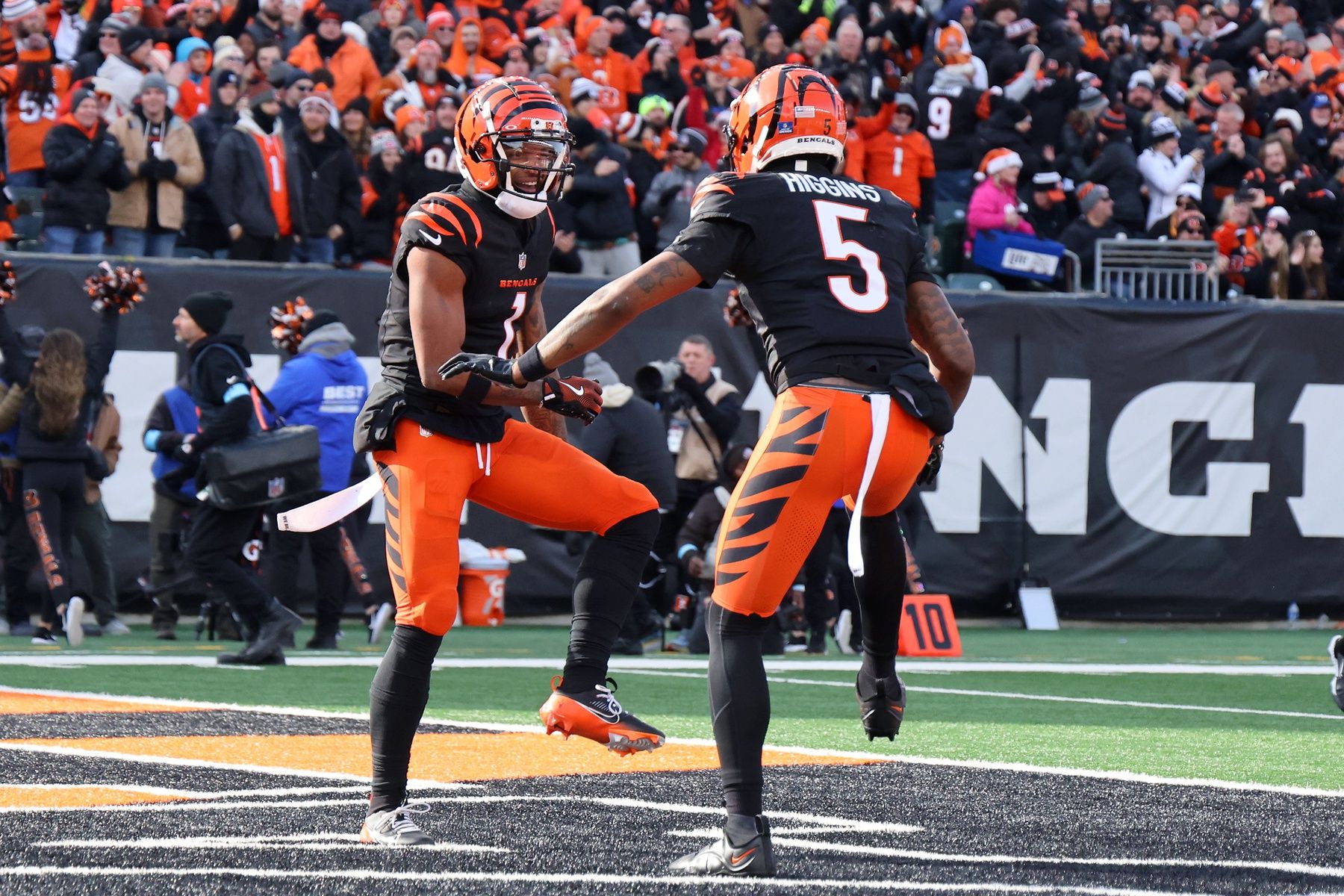 Ja'Marr Chase Sends 3-Word Message to Tee Higgins After Star WRs Sign Massive Contracts With Bengals