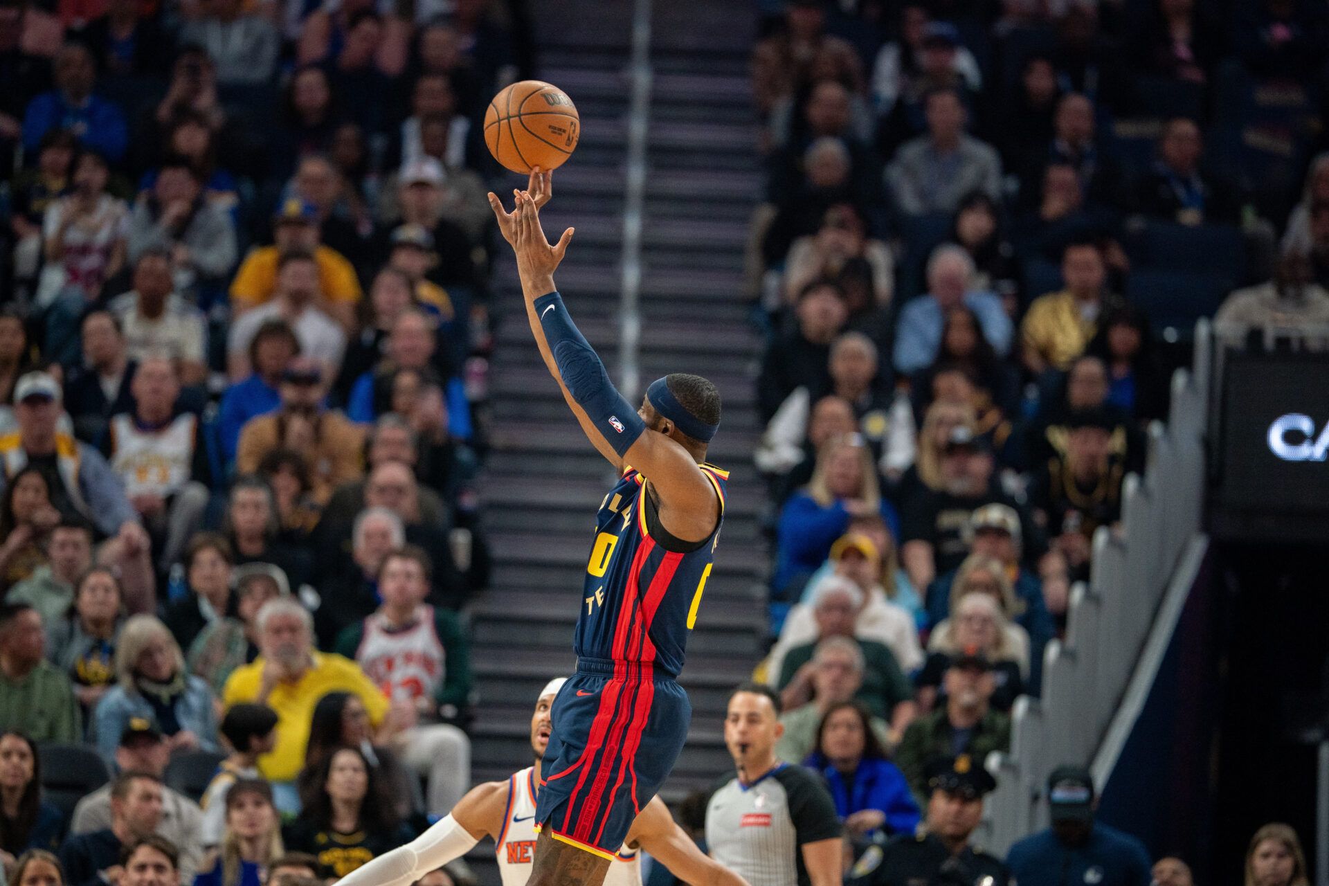 Golden State Warriors forward Jonathan Kuminga (00) shoots a three point shot against the New York Knicks during the second quarter at Chase Center.