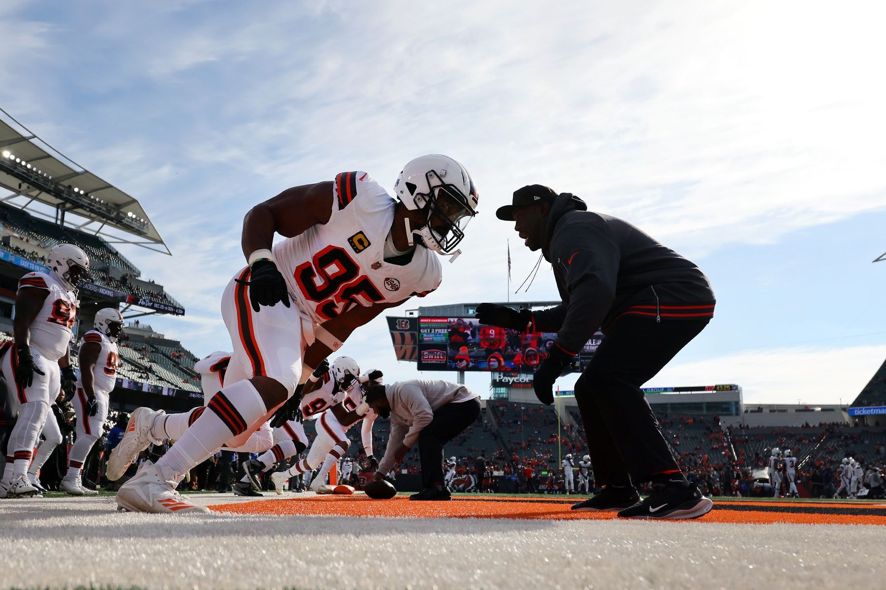 Cleveland Browns defensive end Myles Garrett (95) warms up before a game against the Cincinnati Bengals at Paycor Stadium.
