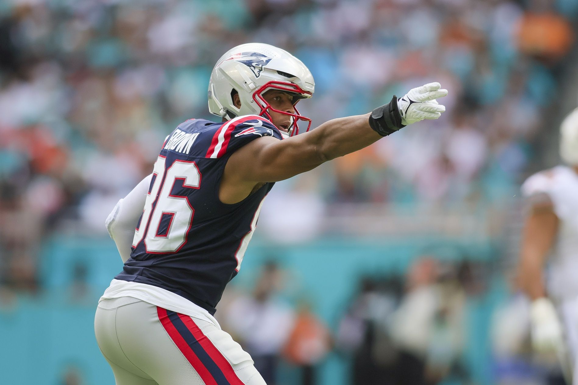 Dolphins TE Pharaoh Brown Gives Brutally Honest 5-Word Response About Why He Signed With Miami