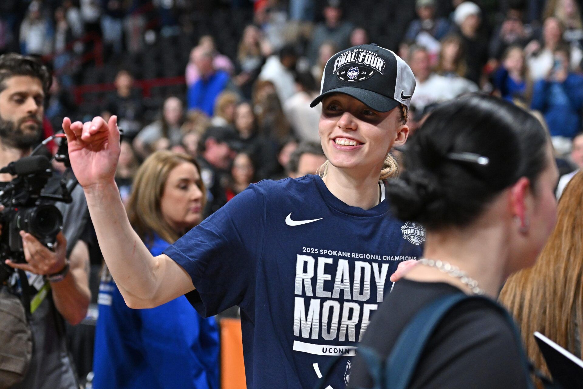 One Miami Heat/UConn icon showed love to Paige Bueckers by rocking her UConn jersey at practice ahead of the 2025 WNBA Draft.
