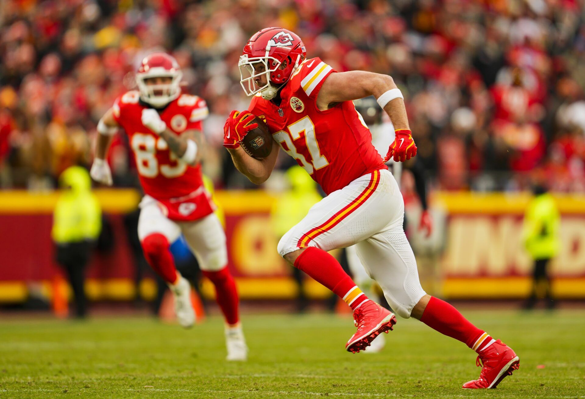 Kansas City Chiefs tight end Travis Kelce (87) runs with the ball during the first half against Houston Texans in a 2025 AFC divisional round game at GEHA Field at Arrowhead Stadium.