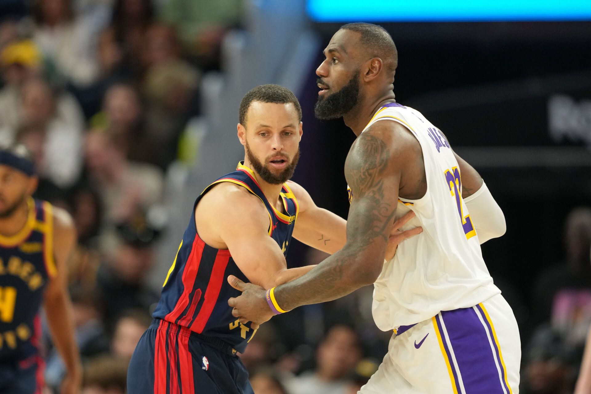 'Chain Snatched' – NBA Fans Ignite GOAT Debate as Stephen Curry Surpasses LeBron James in Impressive Stat