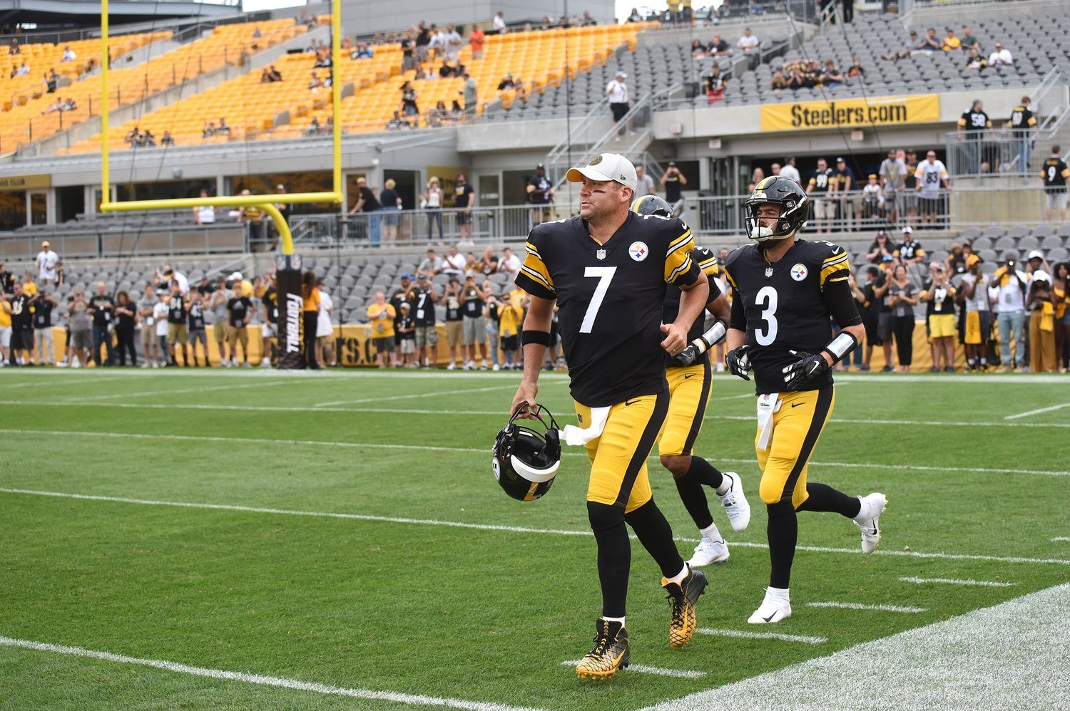 Ben Roethlisberger Predicts What's Delaying Aaron Rodgers' Free Agency Decision (and Takes Subtle Shot At Steelers)