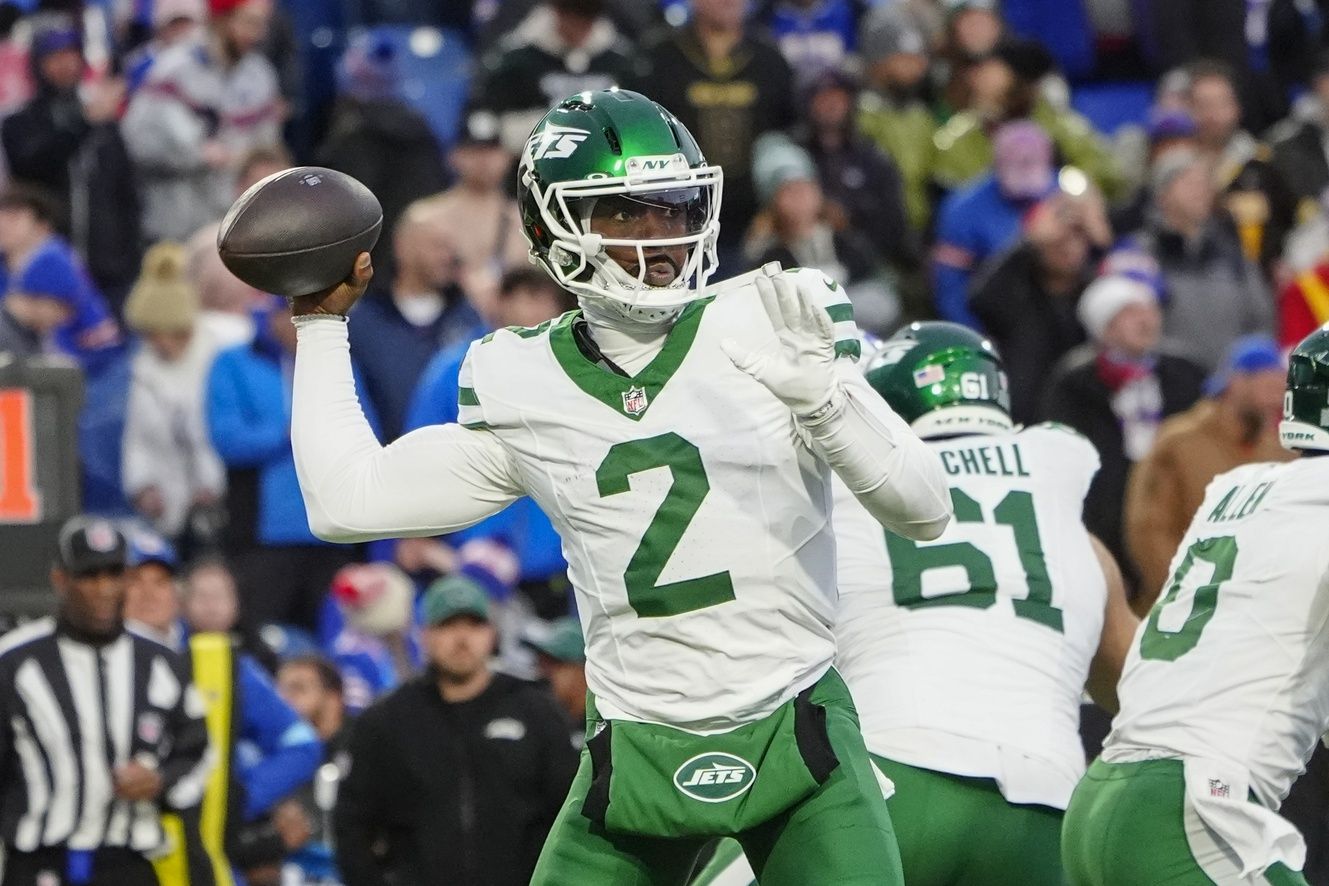 New York Jets quarterback Tyrod Taylor (2) throws the ball against the Buffalo Bills during the second half at Highmark Stadium.