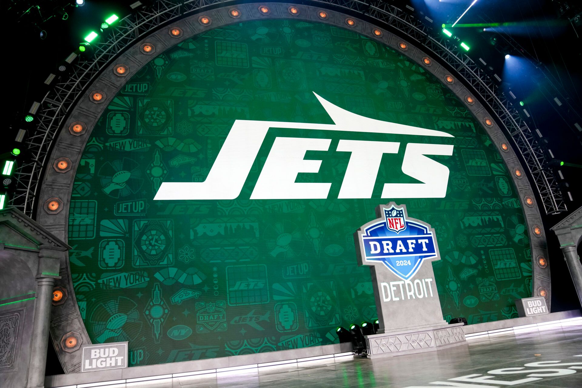 DETROIT, MICHIGAN - APRIL 27: A detail of the New York Jets during the last pick of round seven of the 2024 NFL draft at Campus Martius Park and Hart Plaza on April 27, 2024 in Detroit, Michigan. (Photo by Nic Antaya/Getty Images)