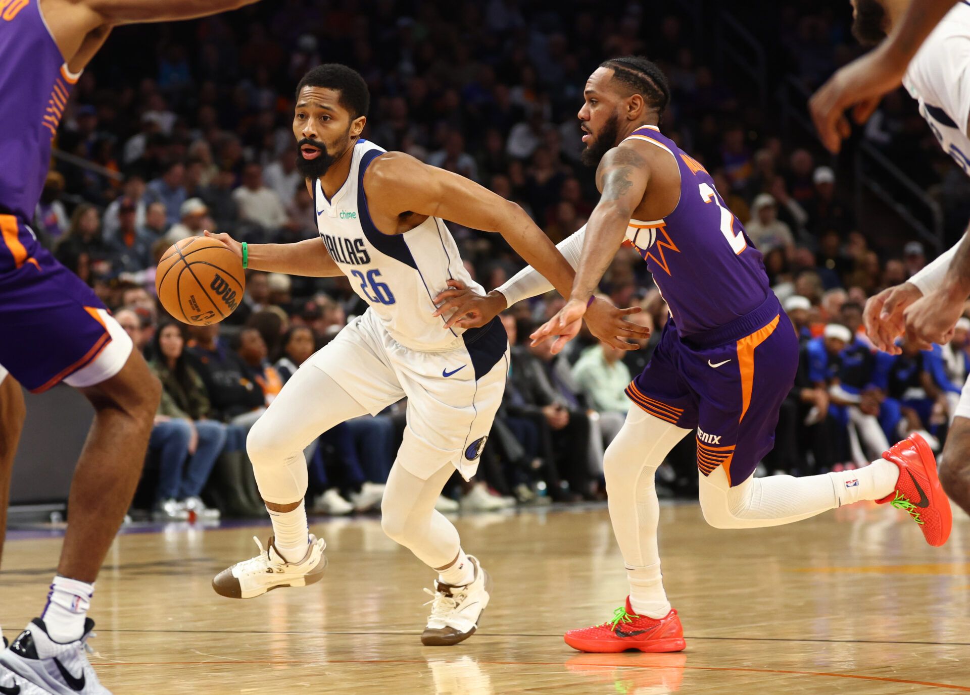 Dallas ​Mavericks guard Spencer Dinwiddie bluntly described the Phoenix Suns' season, highlighting Phoenix's poor record and key injuries.